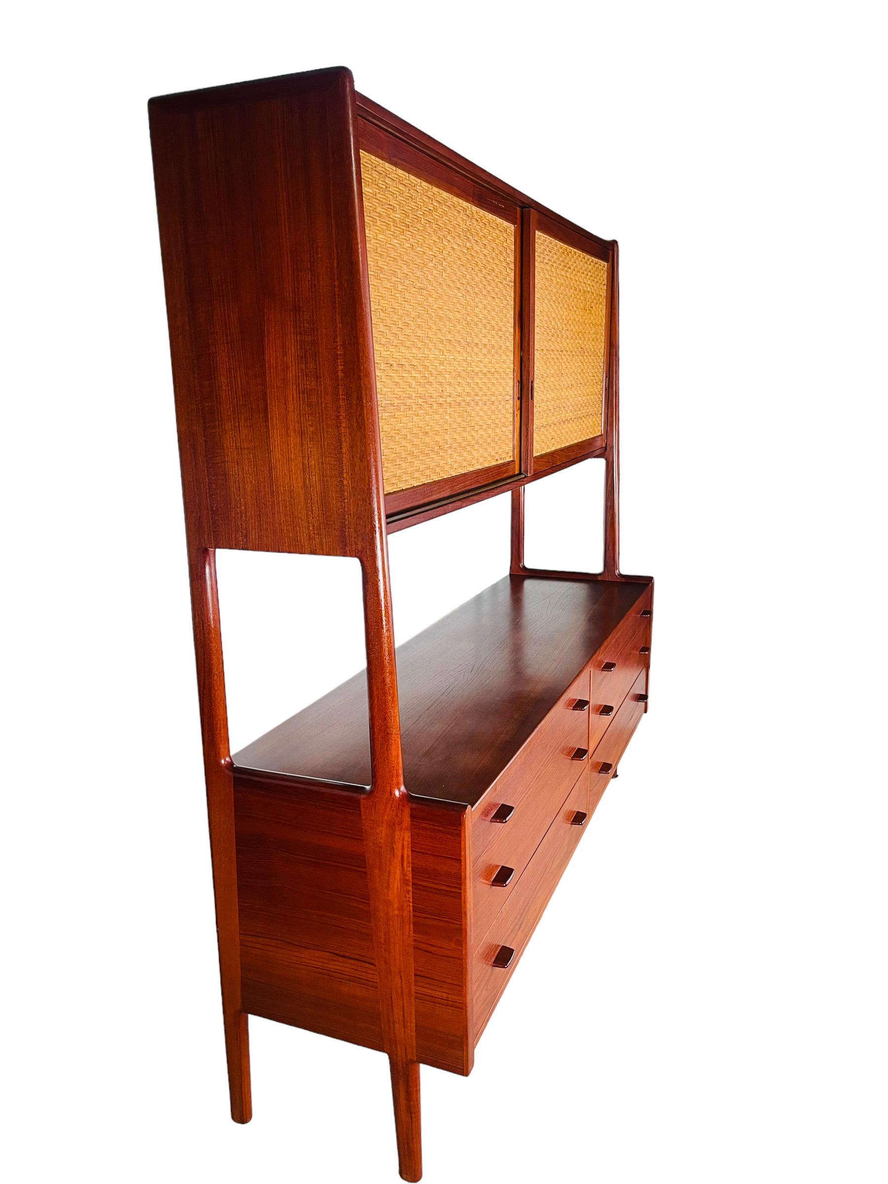 1950er Hans J. Wegner für RY Mobler Teakholz-Anrichte / Hutch (Moderne der Mitte des Jahrhunderts) im Angebot