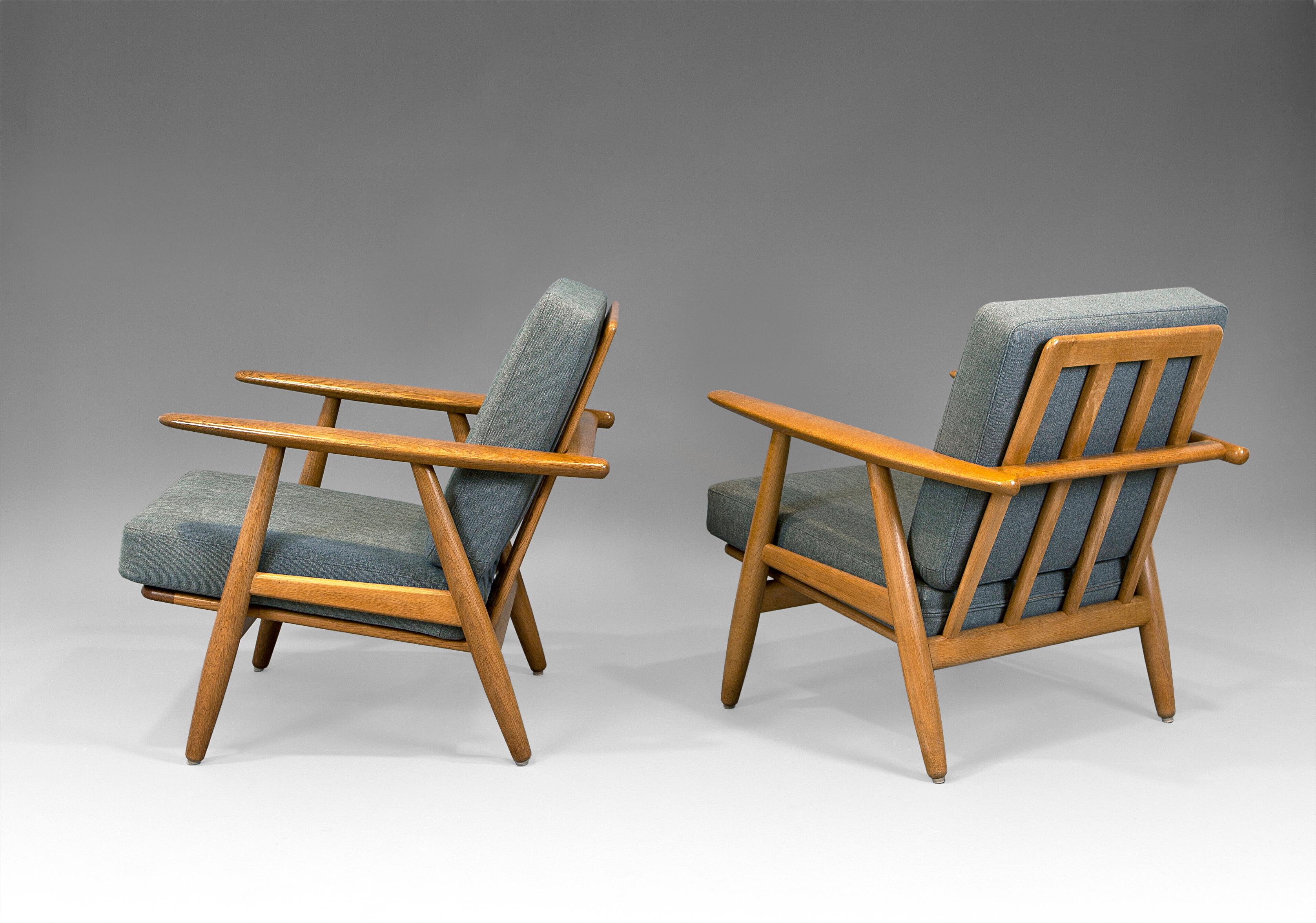 1950'S Hans J. Wegner ''GE240'' or ''Cigar'' Pair of Armchairs In Excellent Condition In Madrid, ES