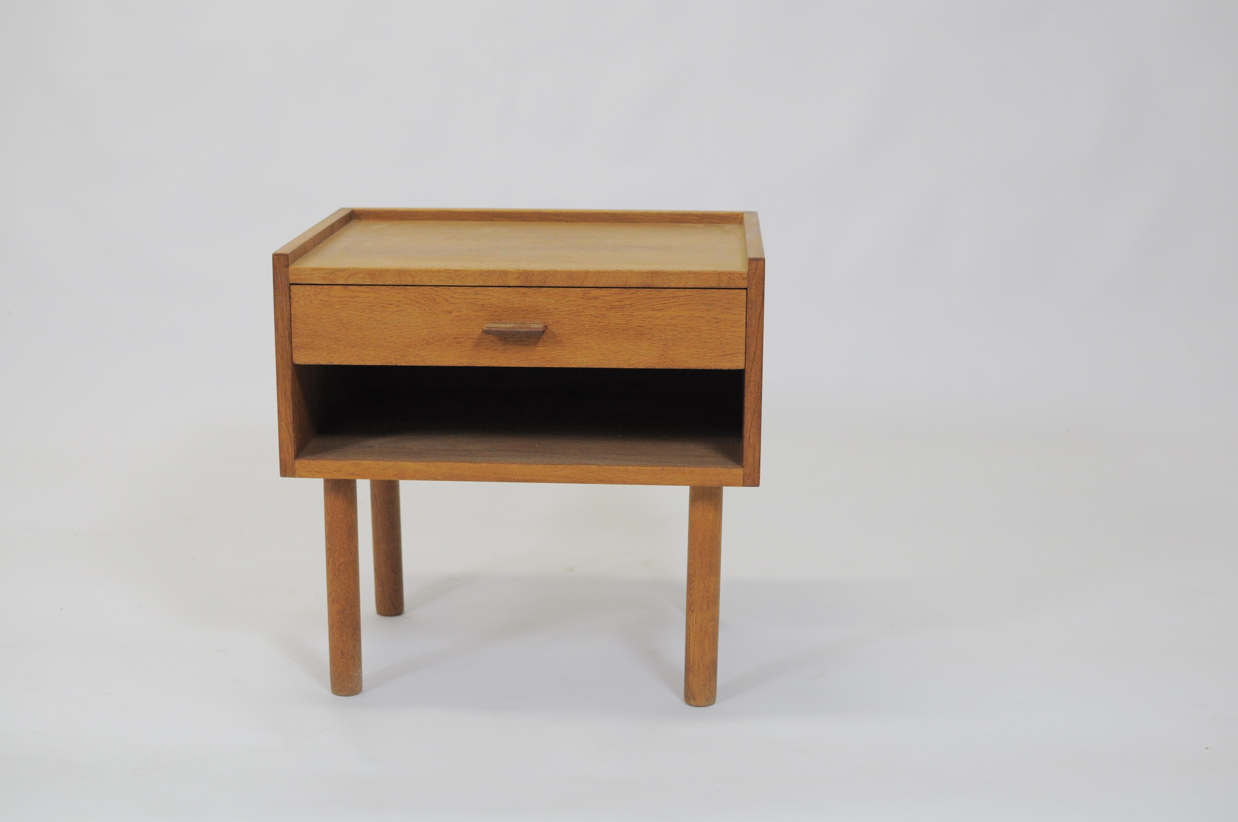 Set of two Hans J. Wegner 1950s bedside tables in oak by Ry Møbler.

The bedside tables features an oak veneer frame and solid removable solid oak legs. The tables have been overlooked and refinished by our cabinetmaker and are in very good