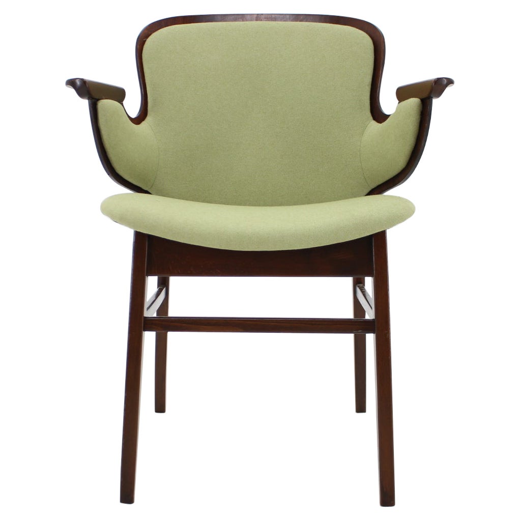 - Neu gepolstert 
- Sorgfältig renoviert
- Höhe des Sitzes 44 cm.