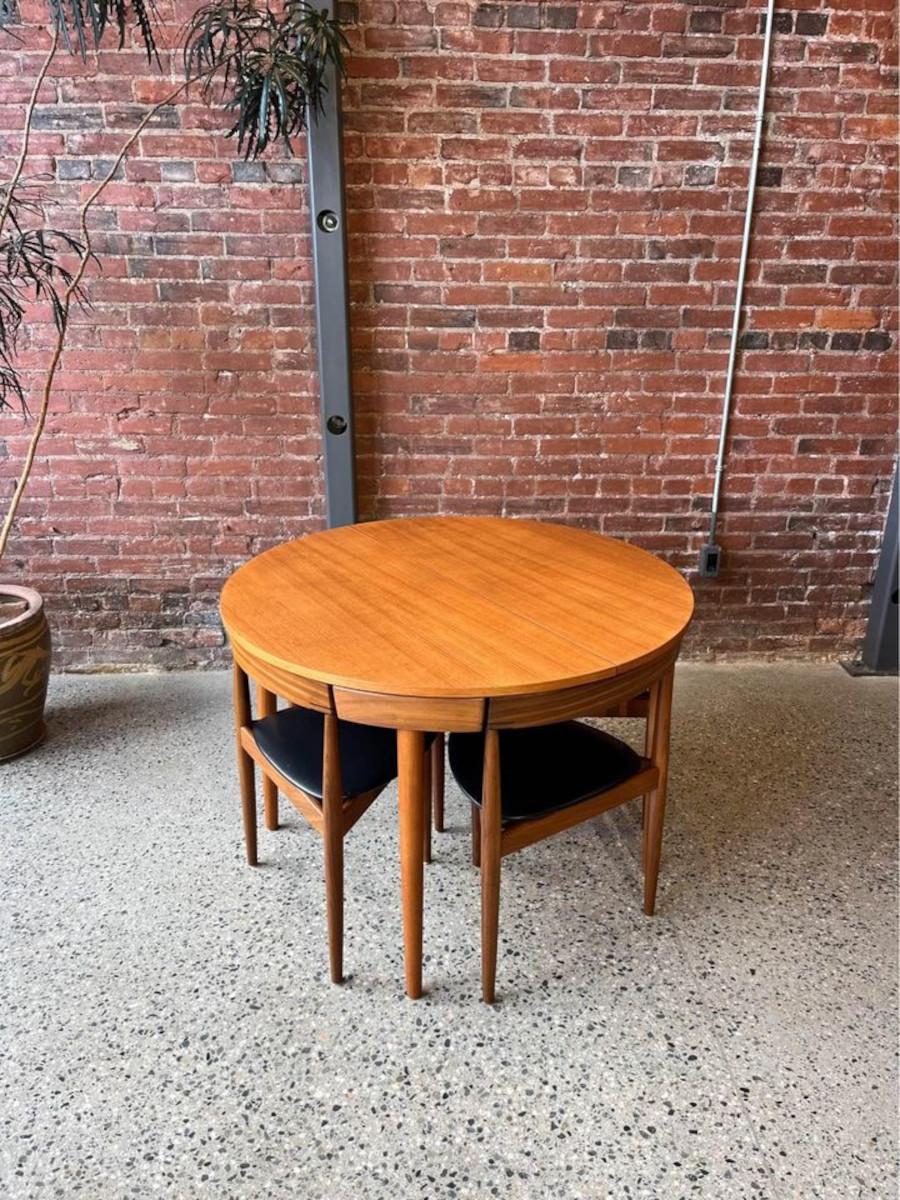 We are excited to offer this iconic 1950's Hans Olsen Roundette dining set for Frem Røjle, a quintessential example of Danish design. Crafted with meticulous attention to detail, this stunning set features a round teak dining table with built-in