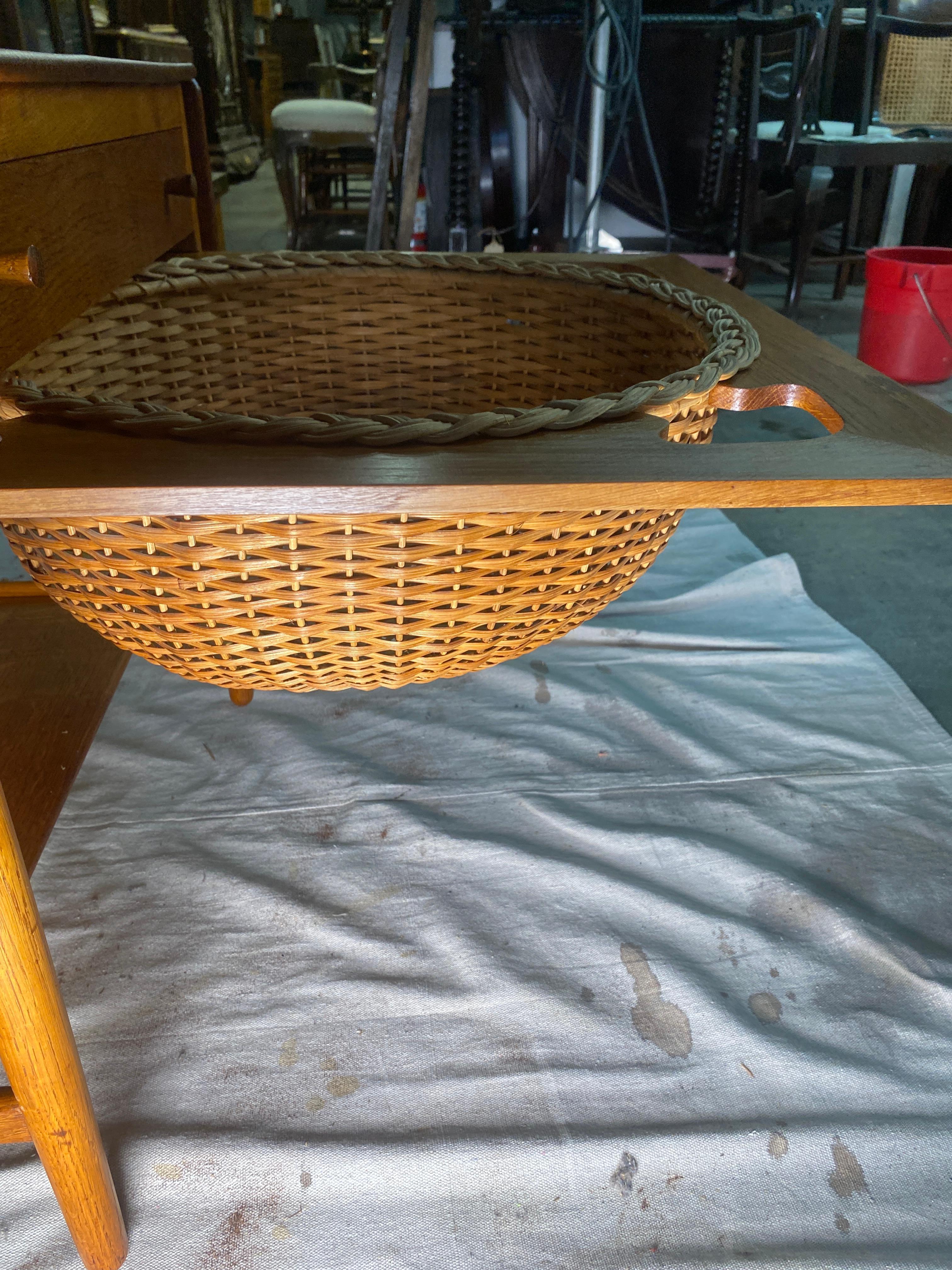 1950s Hans Wegner Danish Modern at-33 Table à coudre en teck et chêne Bon état - En vente à Los Angeles, CA