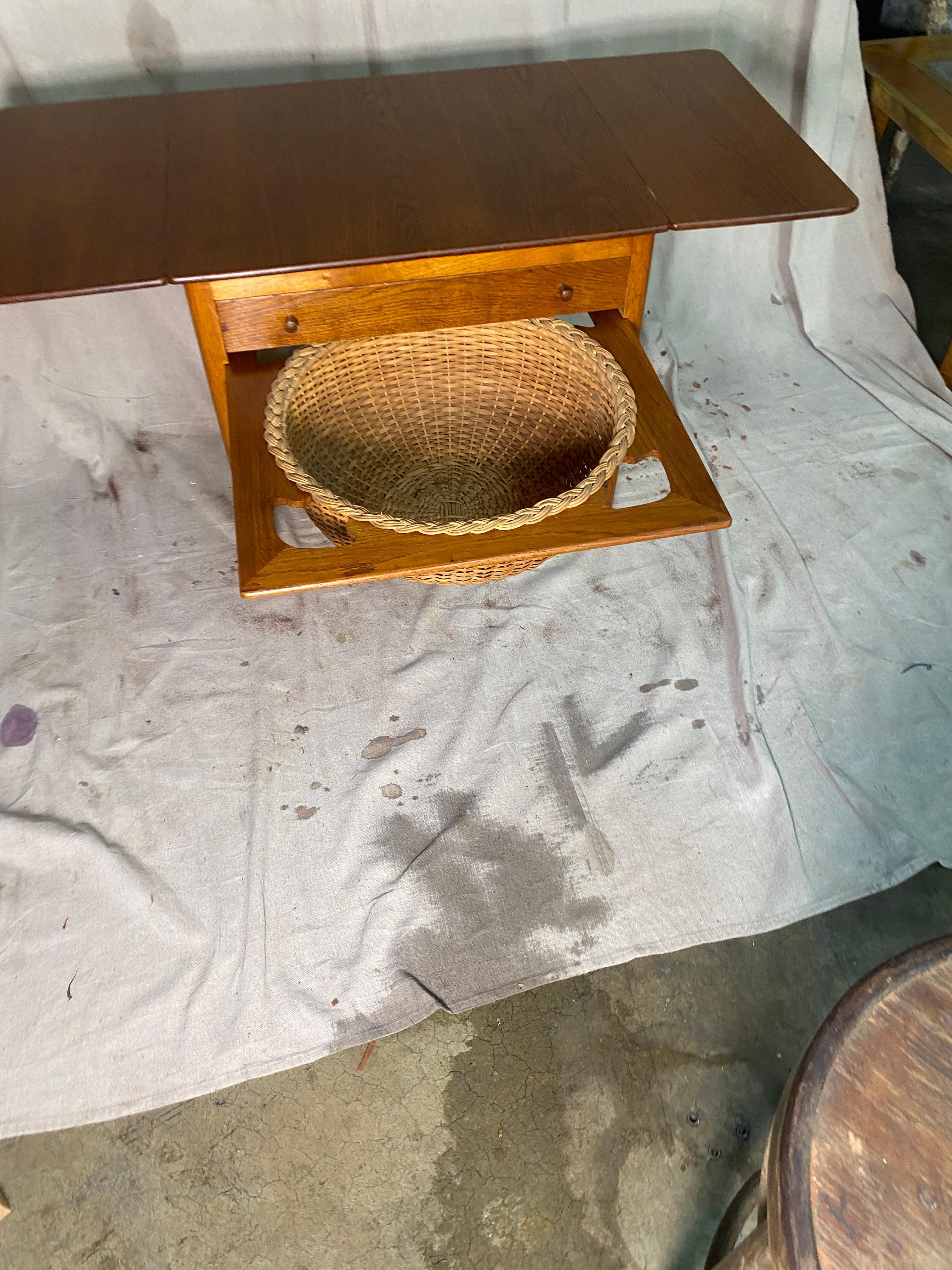 Teck 1950s Hans Wegner Danish Modern at-33 Table à coudre en teck et chêne en vente