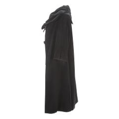 1950er Jahre Hardy Amies Couture Schwarzer Abendmantel aus Samt