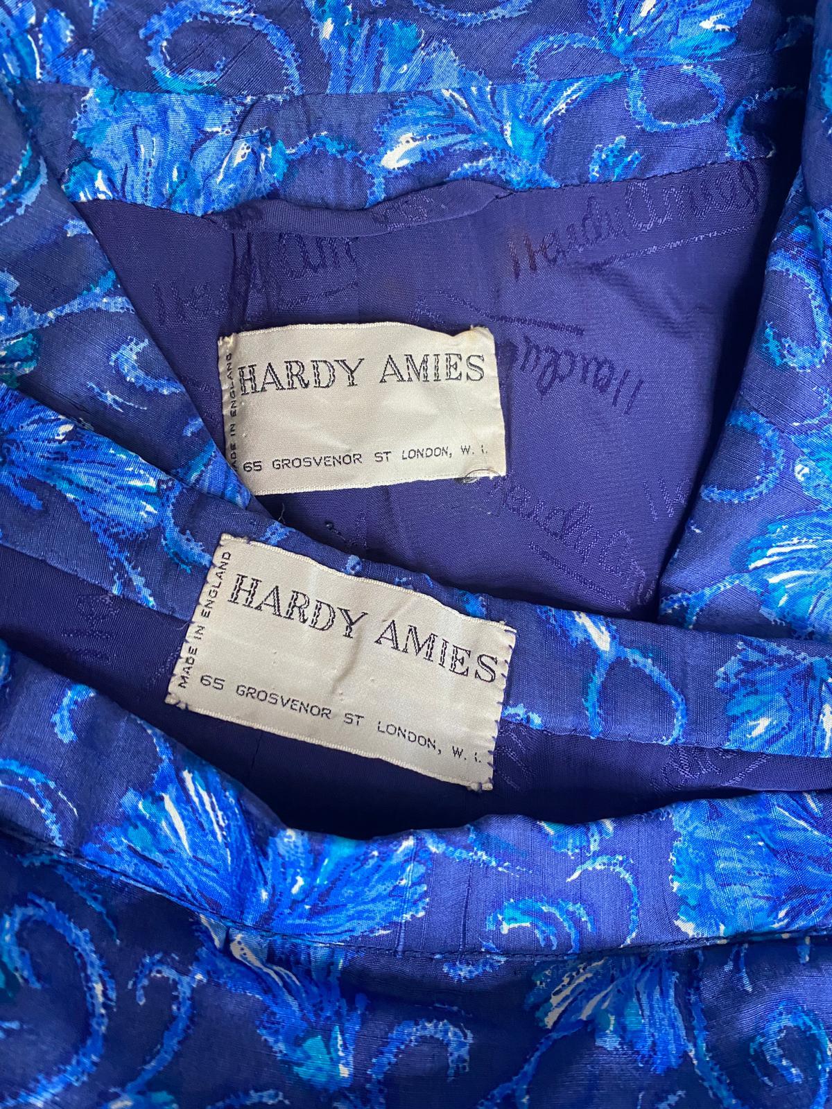 1950er Hardy Amies Couture Blauer geblümter Rock Anzug im Angebot 3