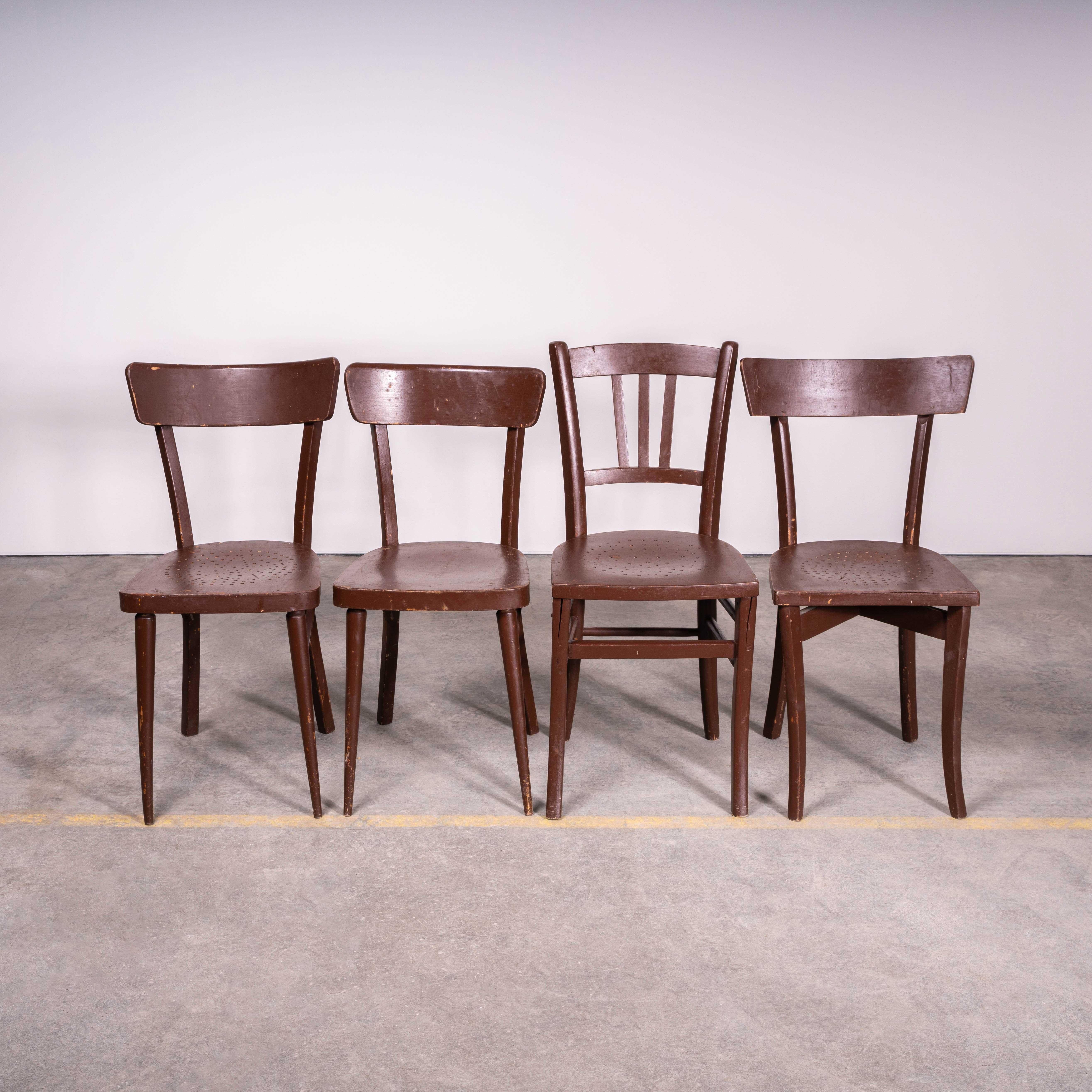 1950's Harlequin Set of Painted Farmhouse Chairs - Set of Four. 

Wir haben dieses Set zusammen mit einem Bauernhoftisch gekauft, den wir separat aufgelistet haben, sozusagen als Posten, wir konnten die Stühle nicht zurücklassen. Normalerweise