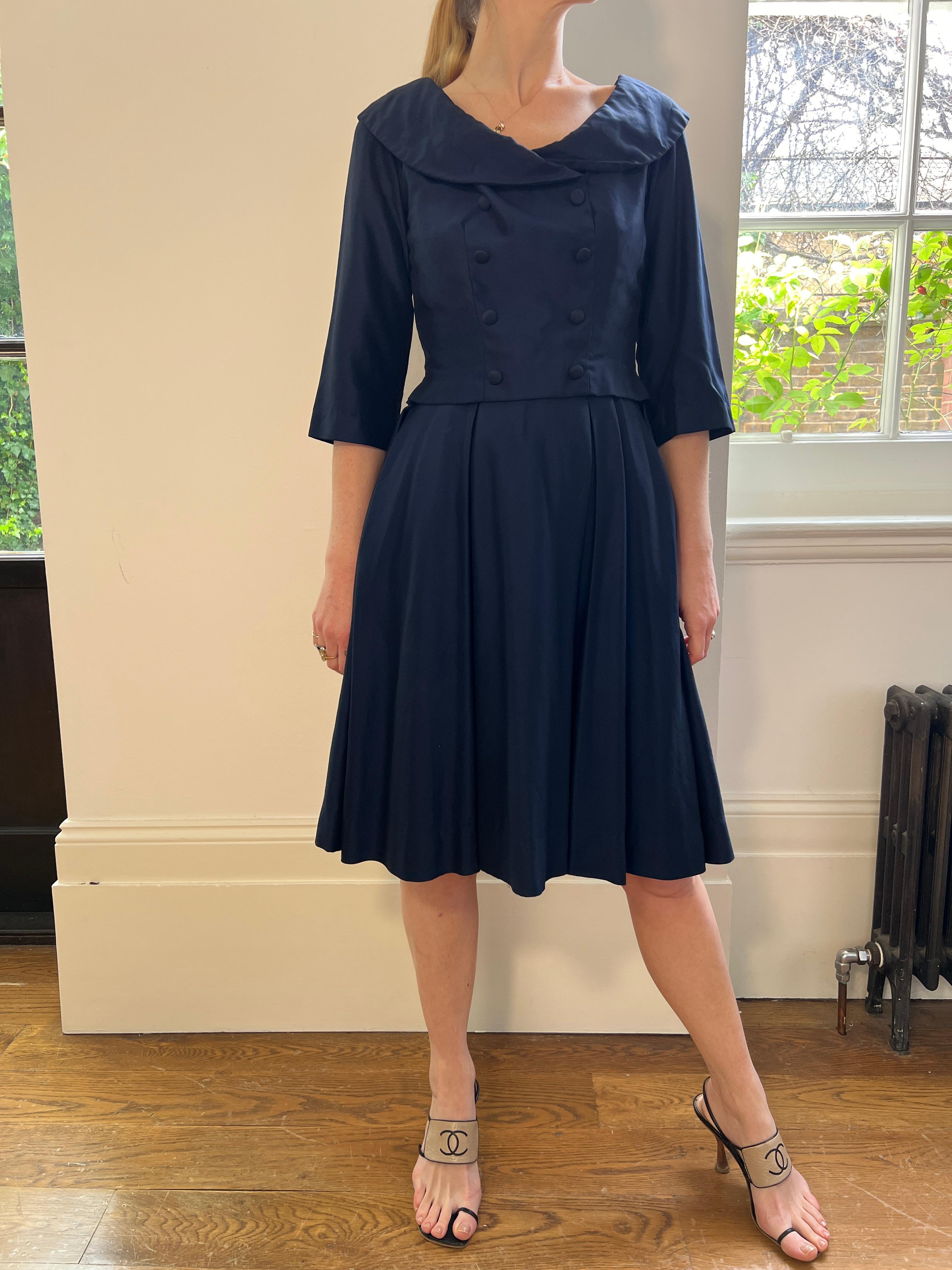 1950er Harrods Marineblaues doppelreihiges Kleid im Angebot 1