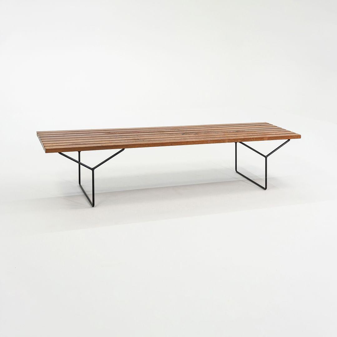 Il s'agit d'un banc emblématique en chêne à lattes, le modèle 400, conçu par Harry Bertoia et produit par Harris. Il s'agit d'une pièce ancienne, datant d'environ 1952. Le banc a été construit en utilisant du bois de chêne massif pour les lattes, et