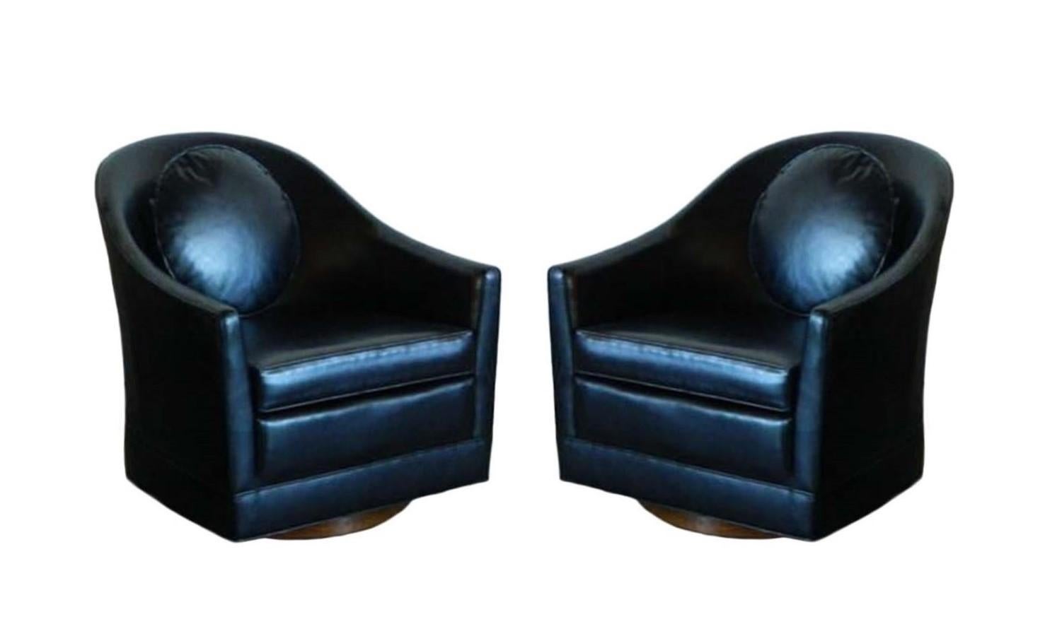 Ein Paar scharf geschnittene Club-/Lounge-Stühle von Harvey Probber, um 1950er Jahre. Die Stühle verfügen über tiefe Sitze mit losen Sitzkissen und umhüllenden Rückenlehnen, die eine gemütliche Umarmung bilden, während die Drehfunktion des Stuhls es
