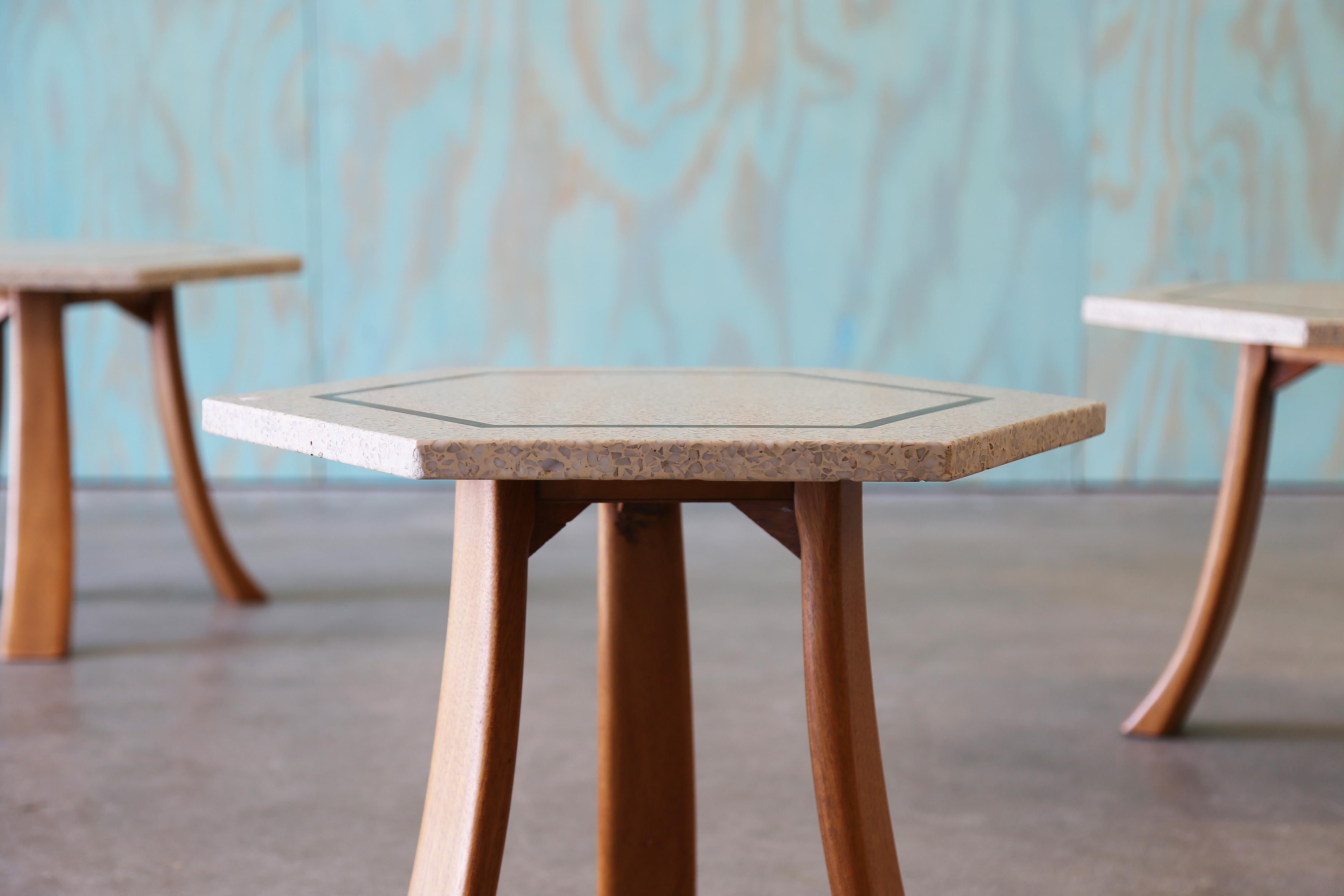 Mid-Century Modern 1950 Harvey Probber Terrazzo Brass Mahogany Hexagon Side Tables Set of 3 en vente