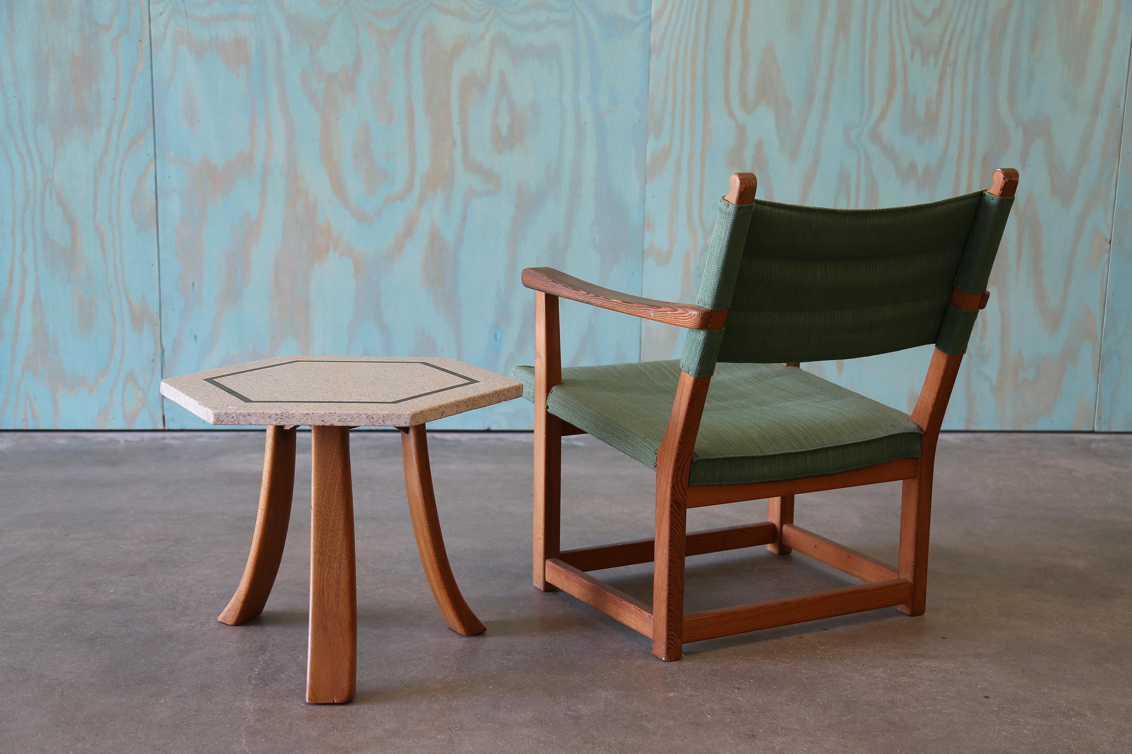 1950 Harvey Probber Terrazzo Brass Mahogany Hexagon Side Tables Set of 3 en vente 3