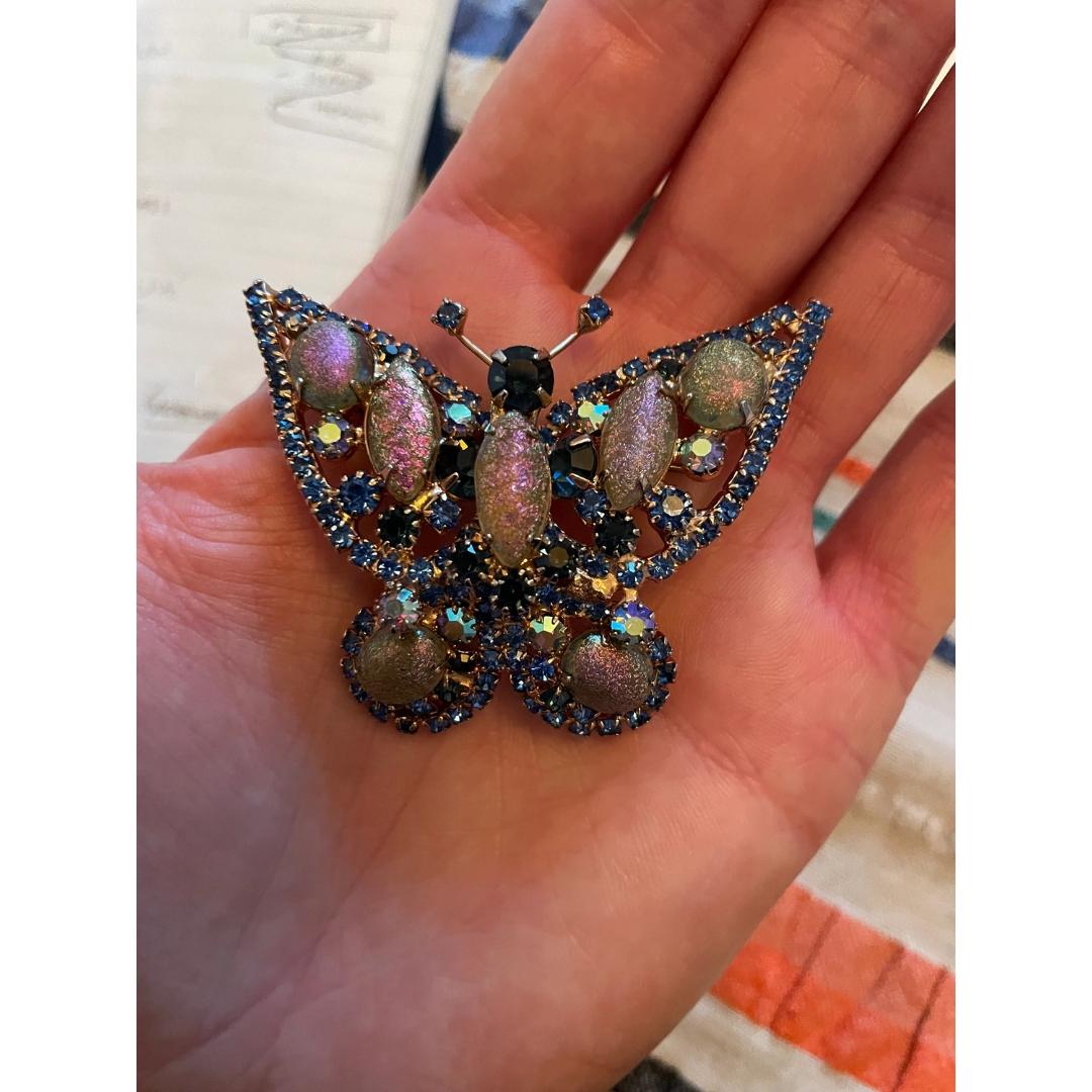 Paire de grandes et charmantes broches de la fin des années 1950 au début des années 1960, créées par la célèbre designer américaine Hattie Carnegie. Chacune a la forme d'un papillon et est ornée de grosses pierres iridescentes. Chaque broche