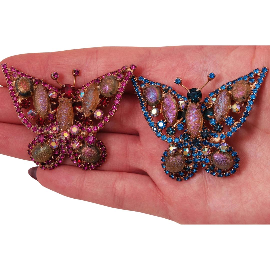 Paire de broches papillons roses et bleus irisés de Hattie Carnegie des années 1950 Pour femmes en vente