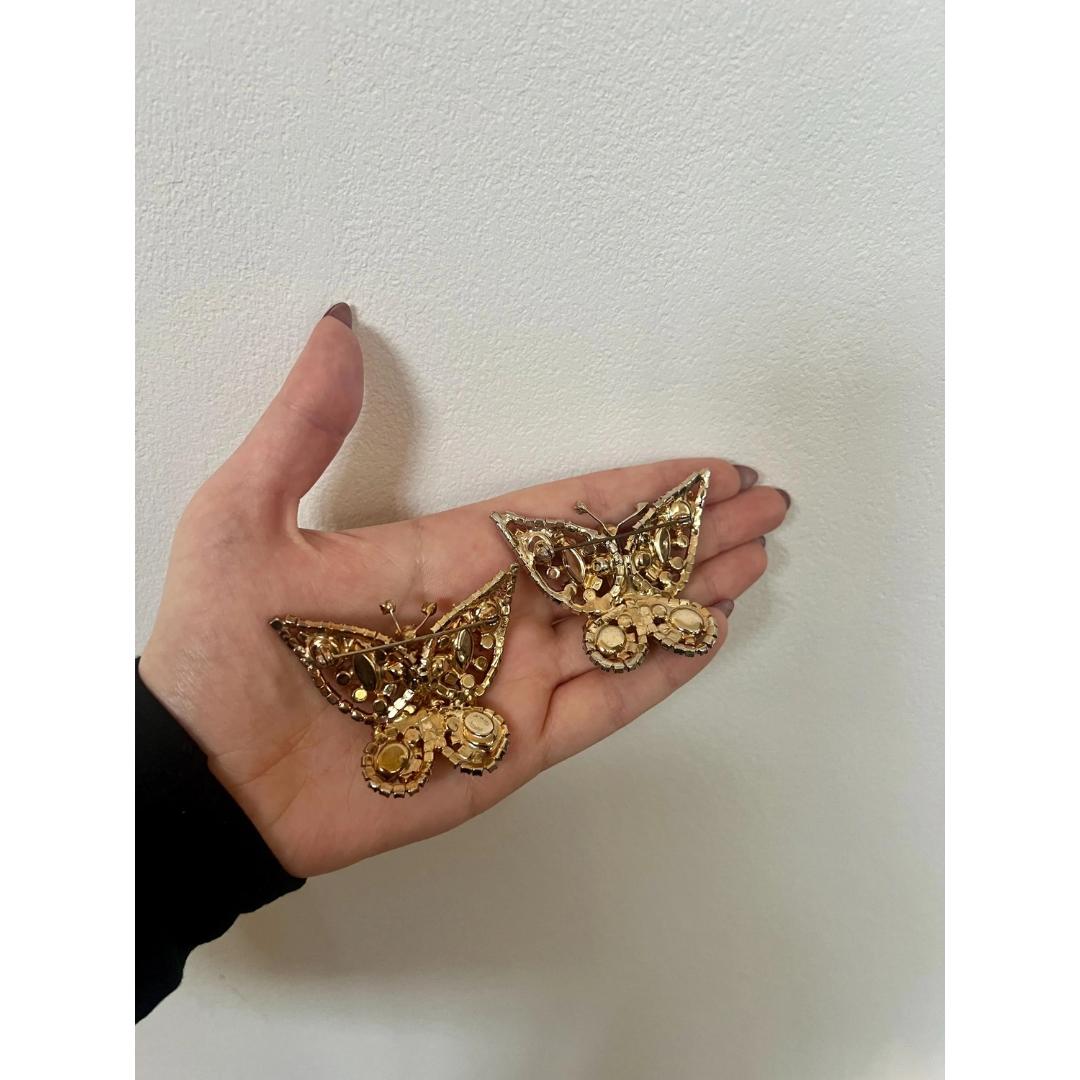 Paire de broches papillons roses et bleus irisés de Hattie Carnegie des années 1950 en vente 1