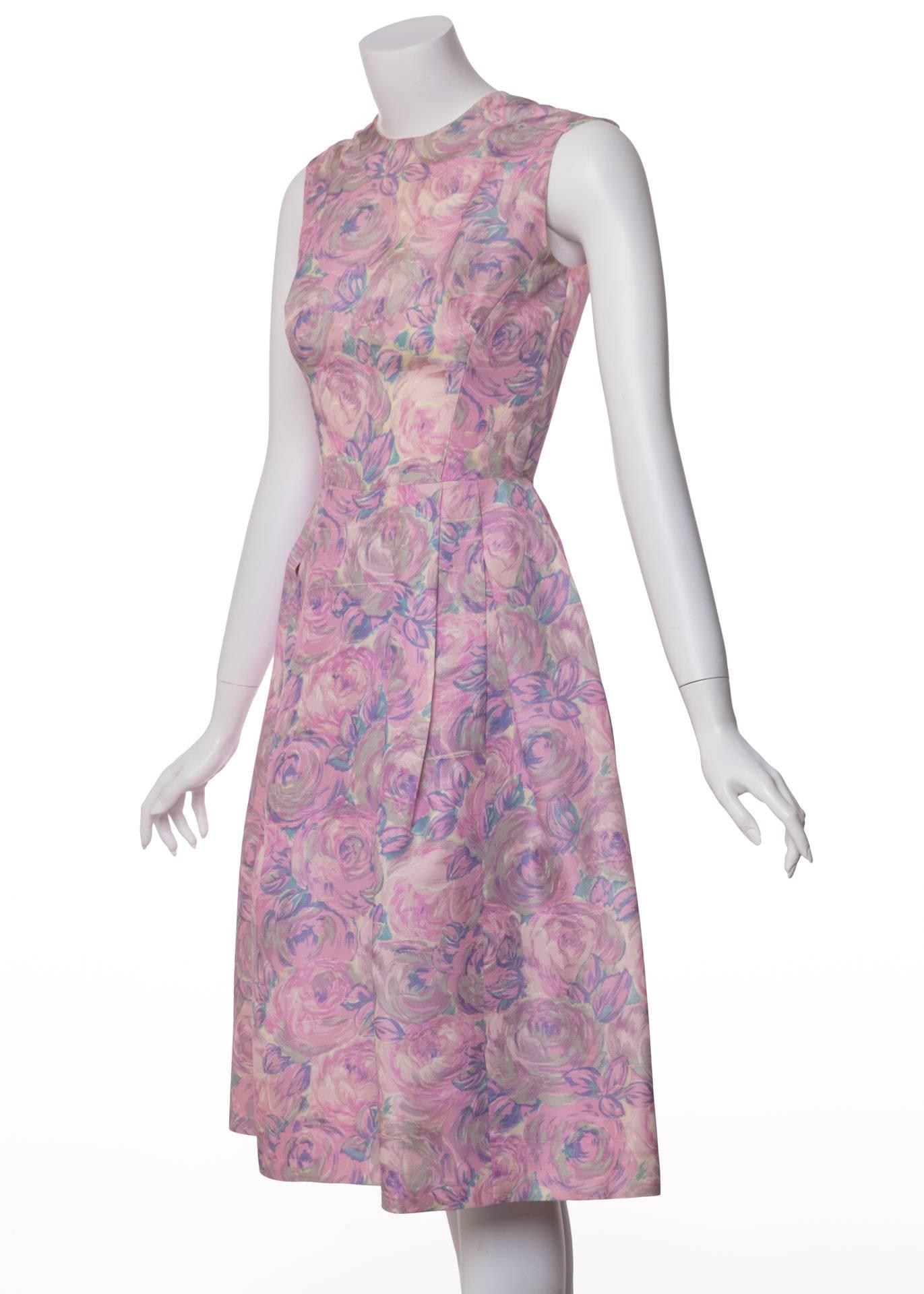 Gris 1950, Hattie Carnegie, robe à taille nouée en soie à imprimé floral et aquarelle en vente