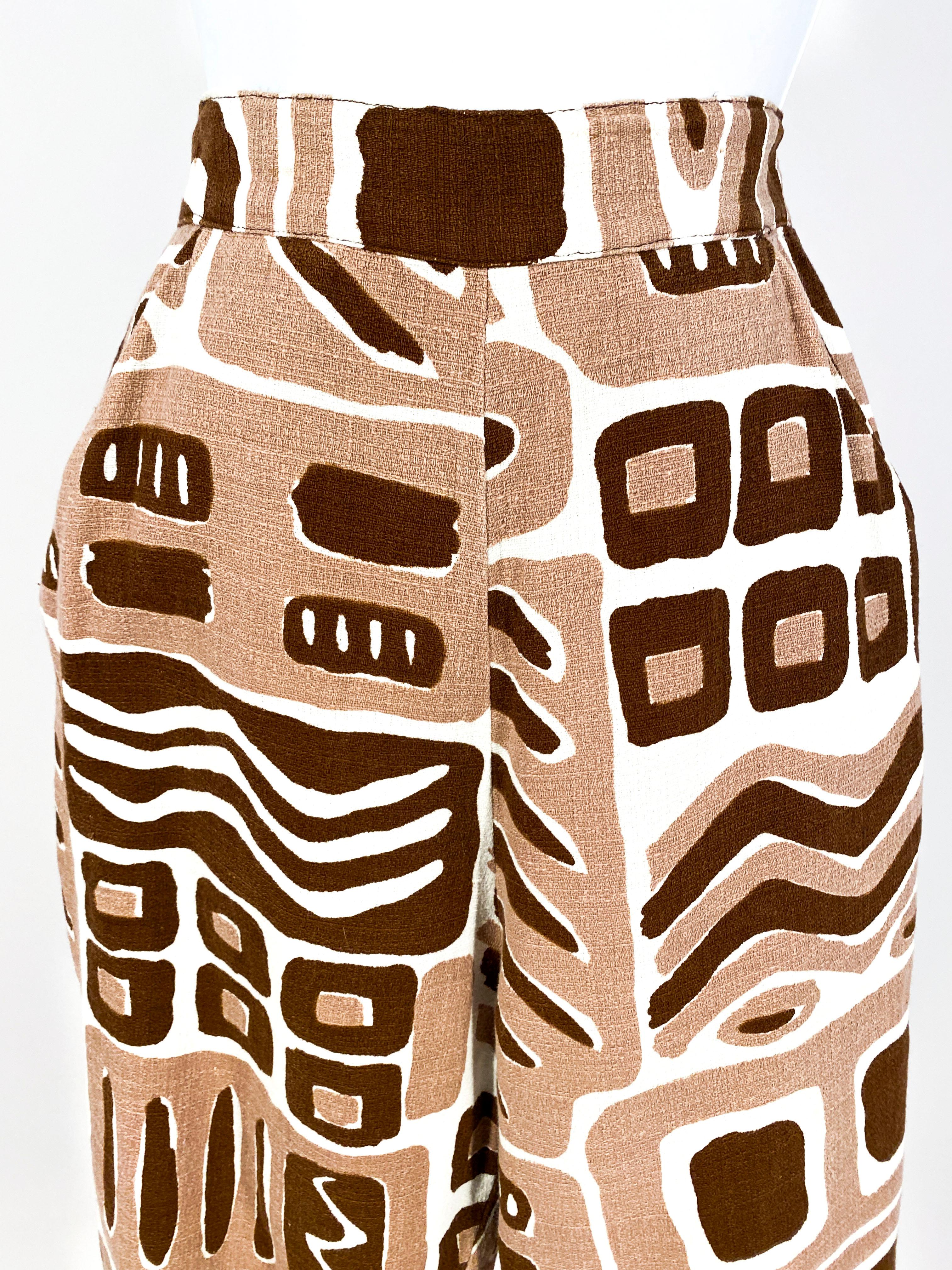 petit Petal Pusher Hose aus den 1950er Jahren mit hawaiianischem/geometrischem Druck in mehreren Brauntönen auf Barkcloth. Die Vorderseite ist mit doppelten Pfählen versehen und die Rückseite hat einen mittigen Metallreißverschluss und einen