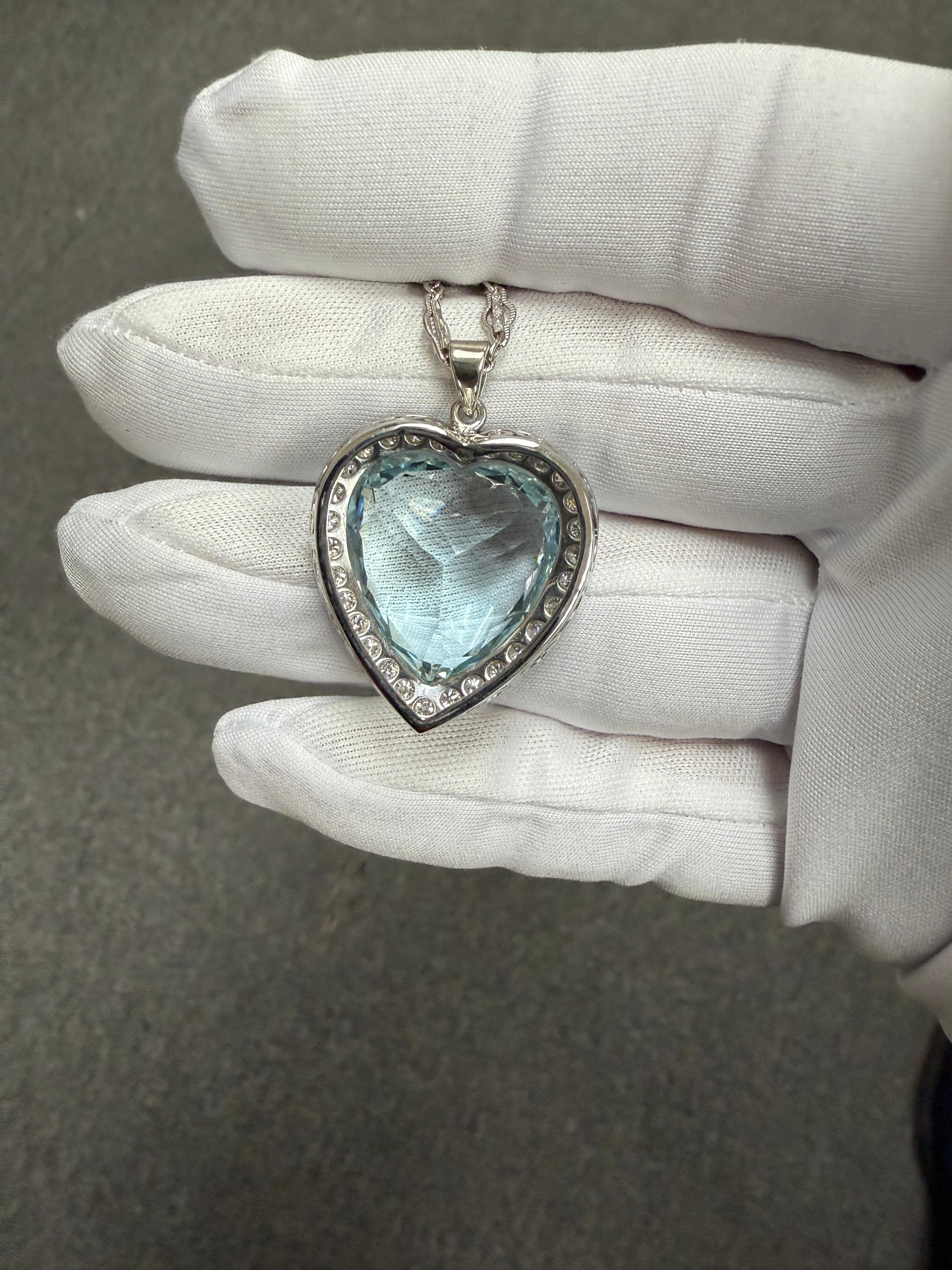 1950s Heart Shape Aquamarine Diamond Platinum White Gold Pendant Necklace in vendita 4