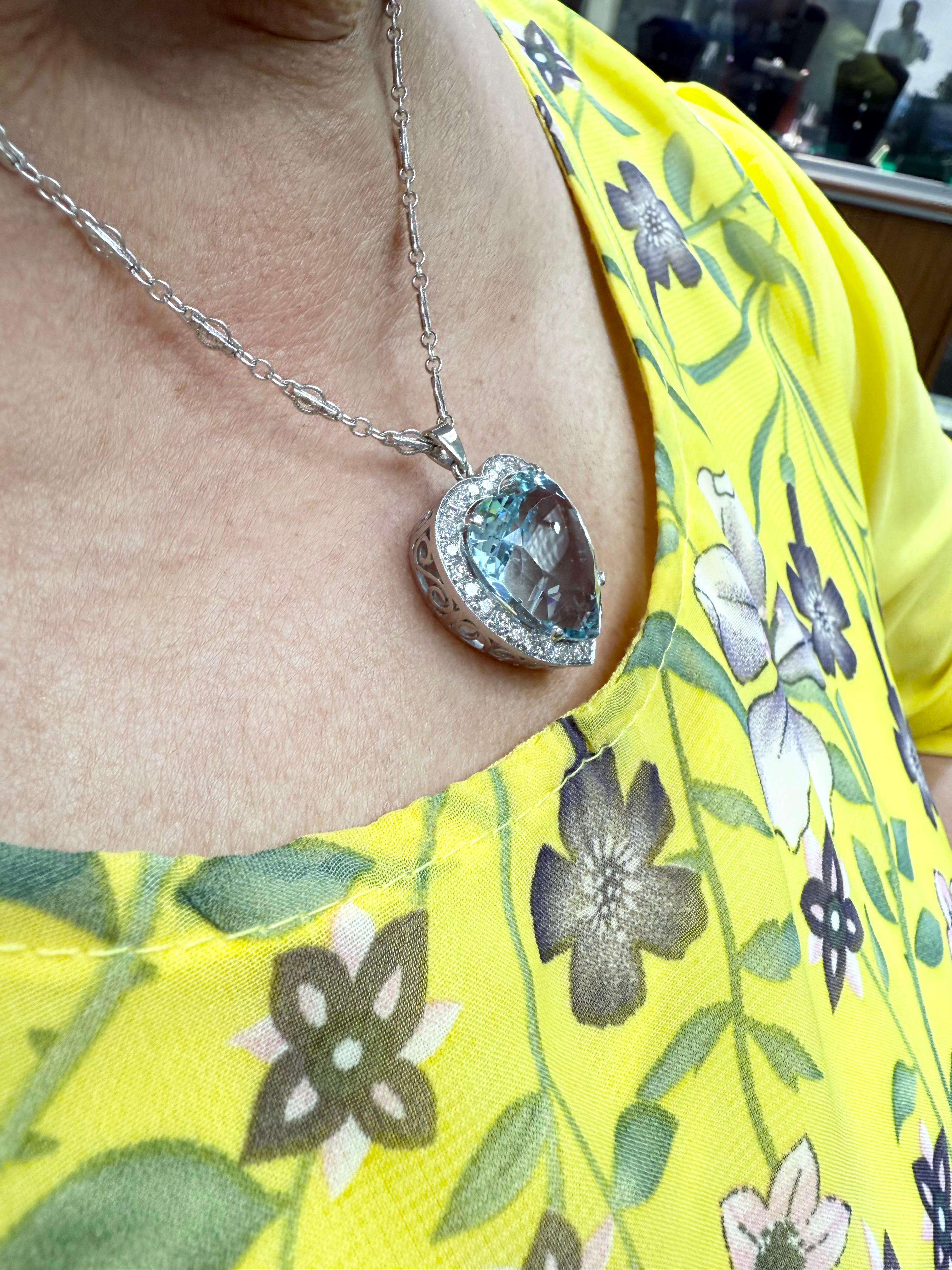 Moderno 1950s Heart Shape Aquamarine Diamond Platinum White Gold Pendant Necklace in vendita