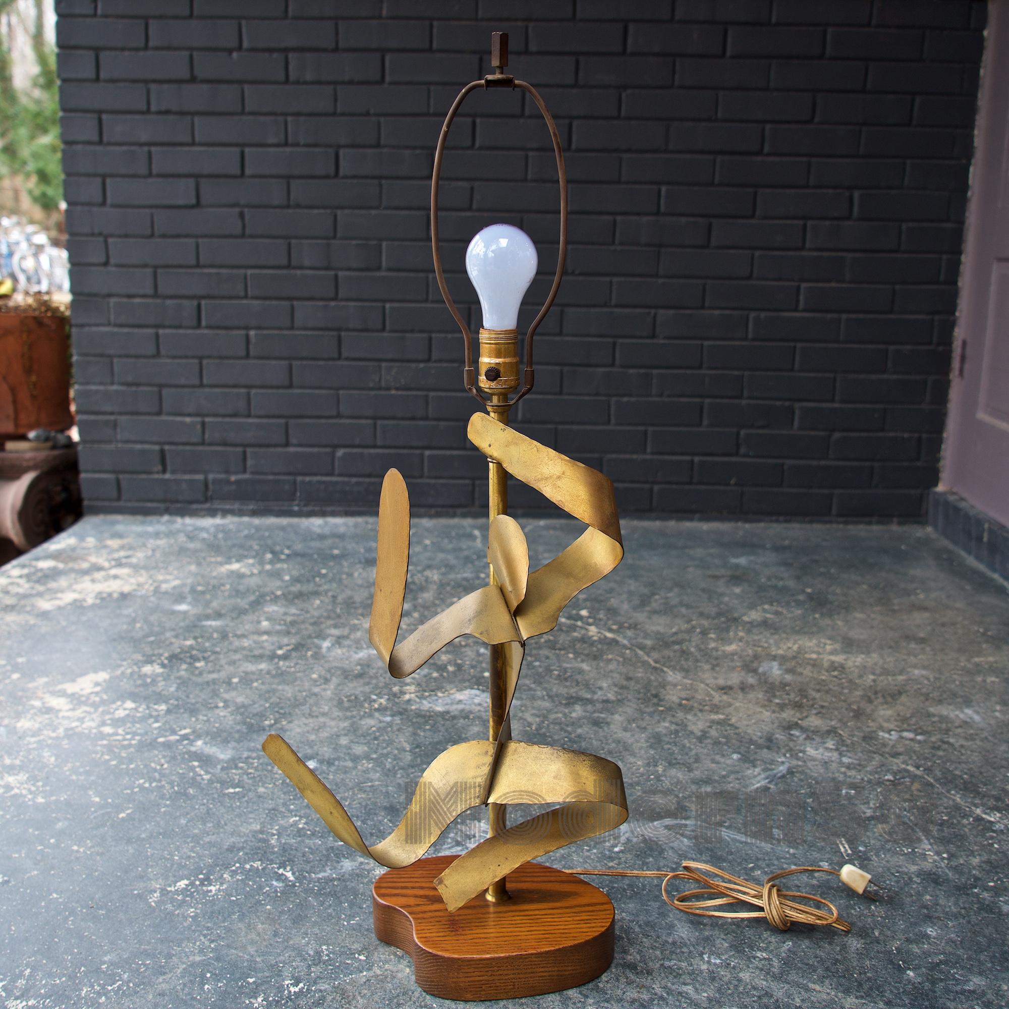 Américain 1950s Heifetz Dancing Figure Hammered Copper Vintage Midcentury Table Lamp en vente