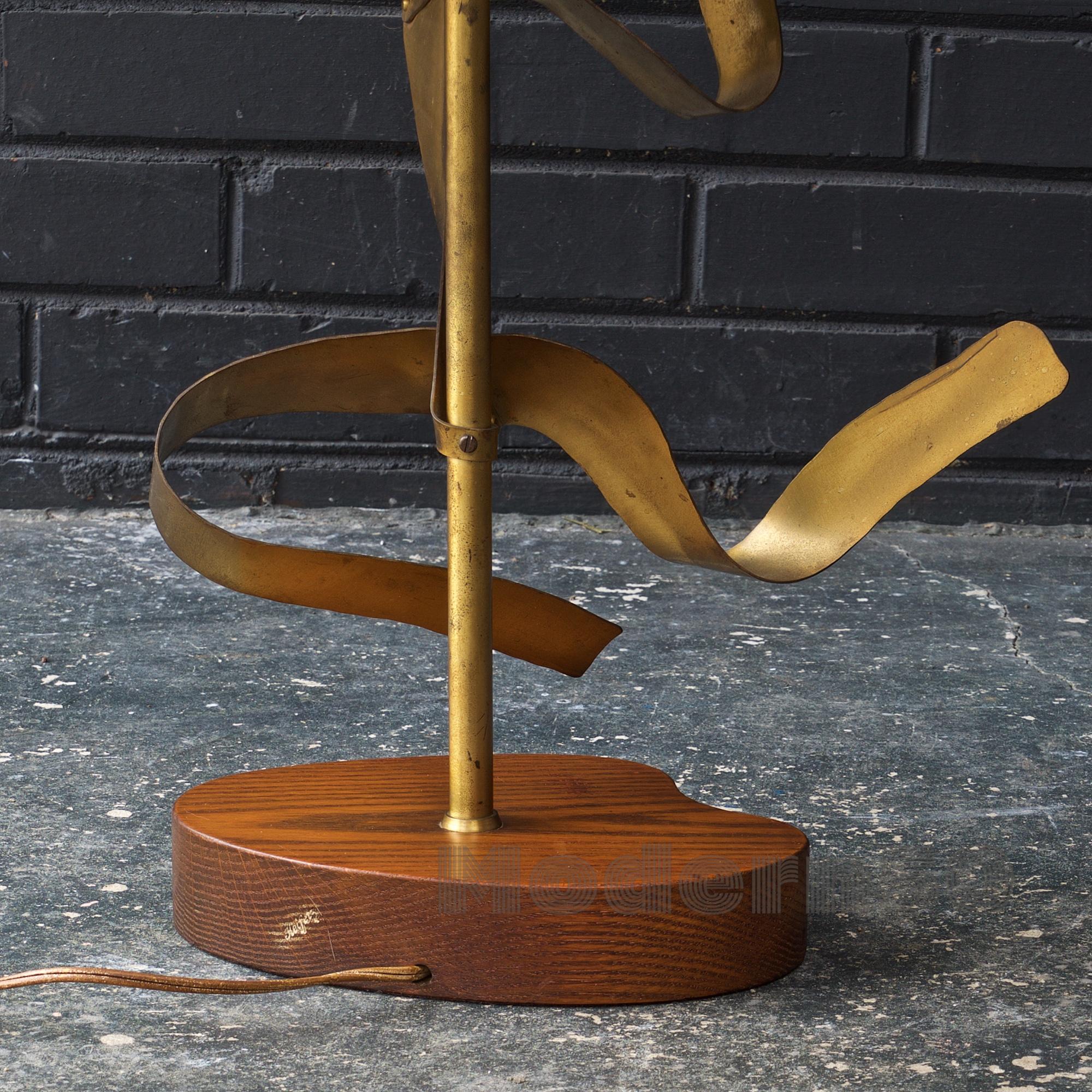 Milieu du XXe siècle 1950s Heifetz Dancing Figure Hammered Copper Vintage Midcentury Table Lamp en vente