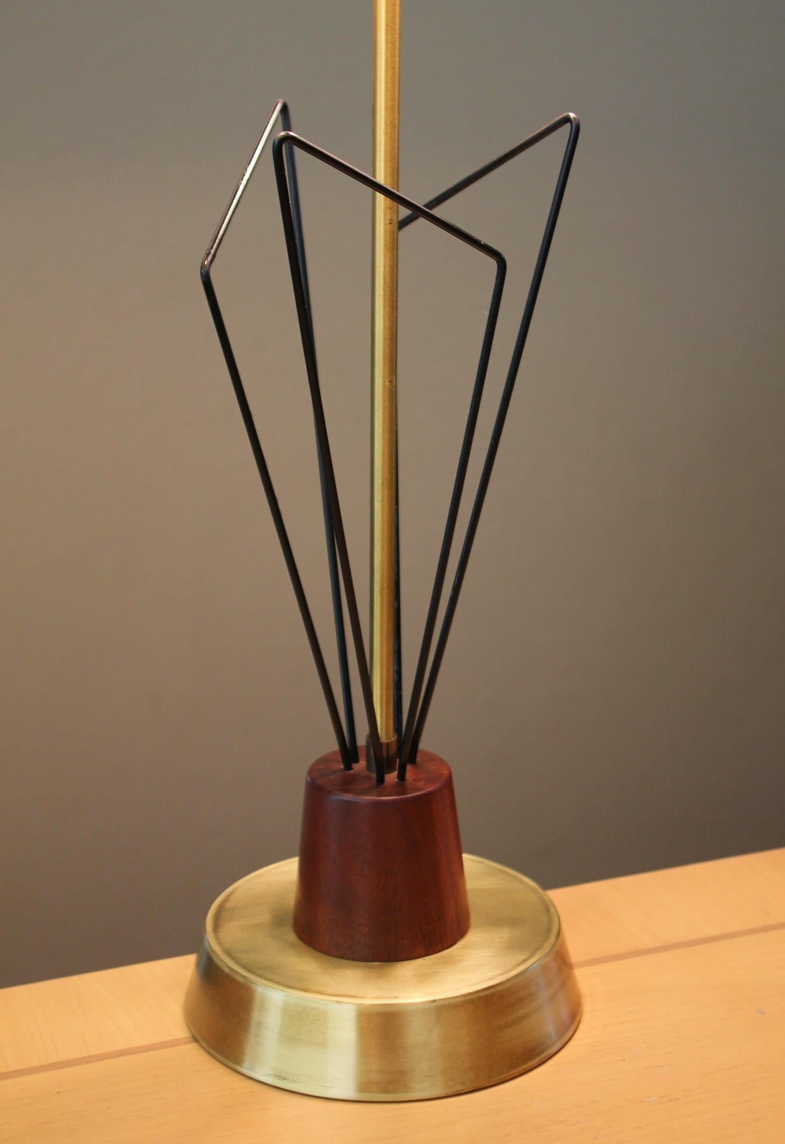 Mid-Century Modern Lampe de table Heifetz des années 1950 en bois de teck, fil noir abstrait, modernité danoise du milieu du siècle. en vente