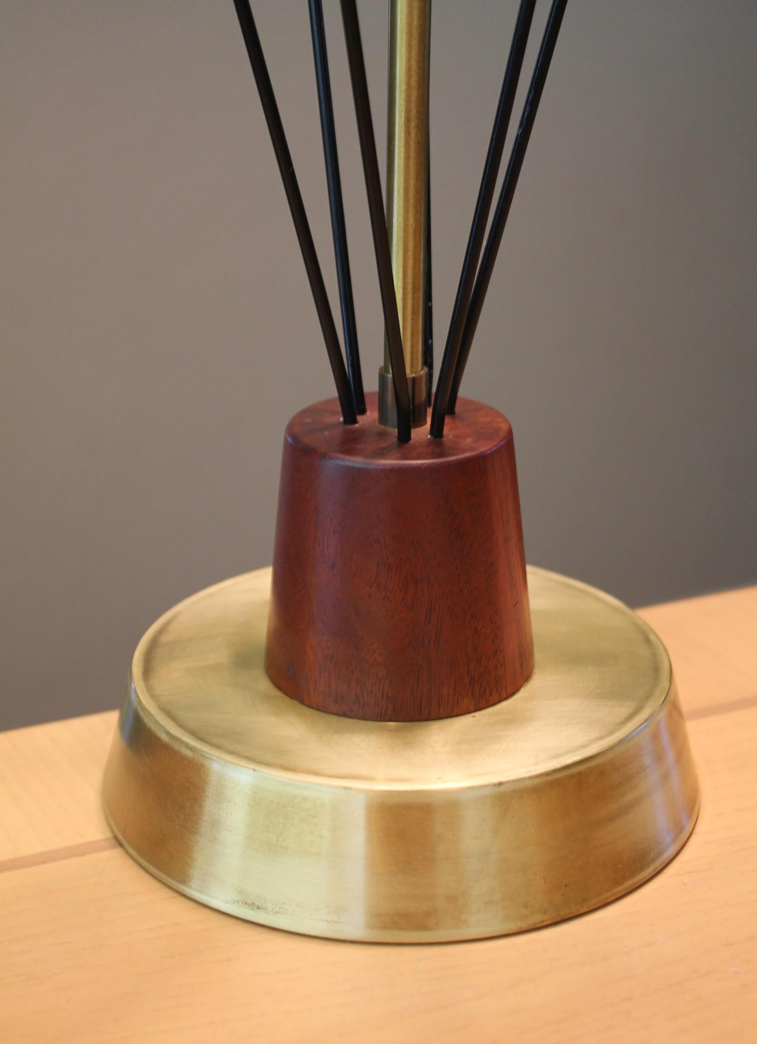 Américain Lampe de table Heifetz des années 1950 en bois de teck, fil noir abstrait, modernité danoise du milieu du siècle. en vente