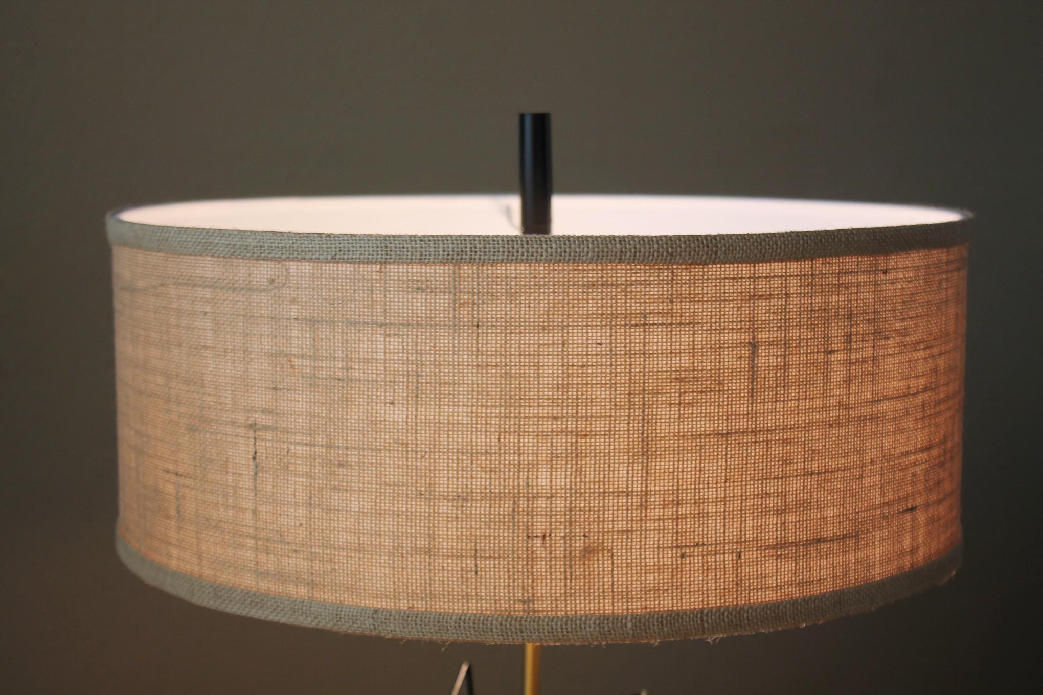 Sculpté à la main Lampe de table Heifetz des années 1950 en bois de teck, fil noir abstrait, modernité danoise du milieu du siècle. en vente