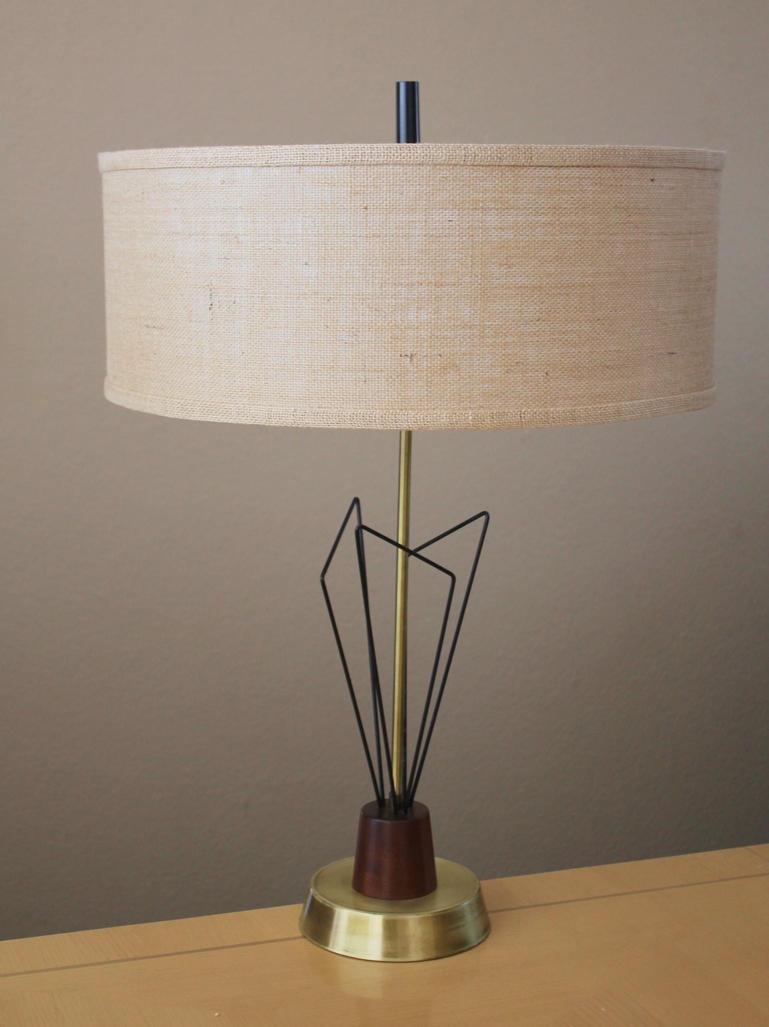 20ième siècle Lampe de table Heifetz des années 1950 en bois de teck, fil noir abstrait, modernité danoise du milieu du siècle. en vente