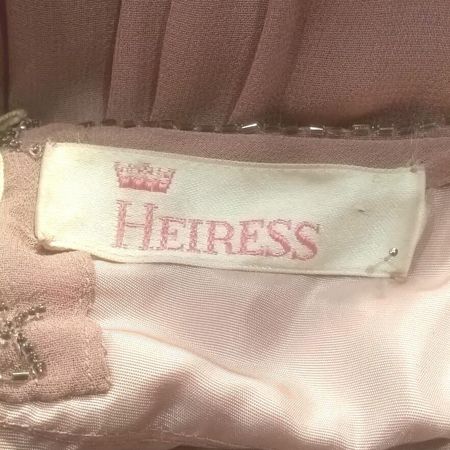 Heiress Boutique - Robe perlée rose poussiéreux des années 1950 Pour femmes en vente