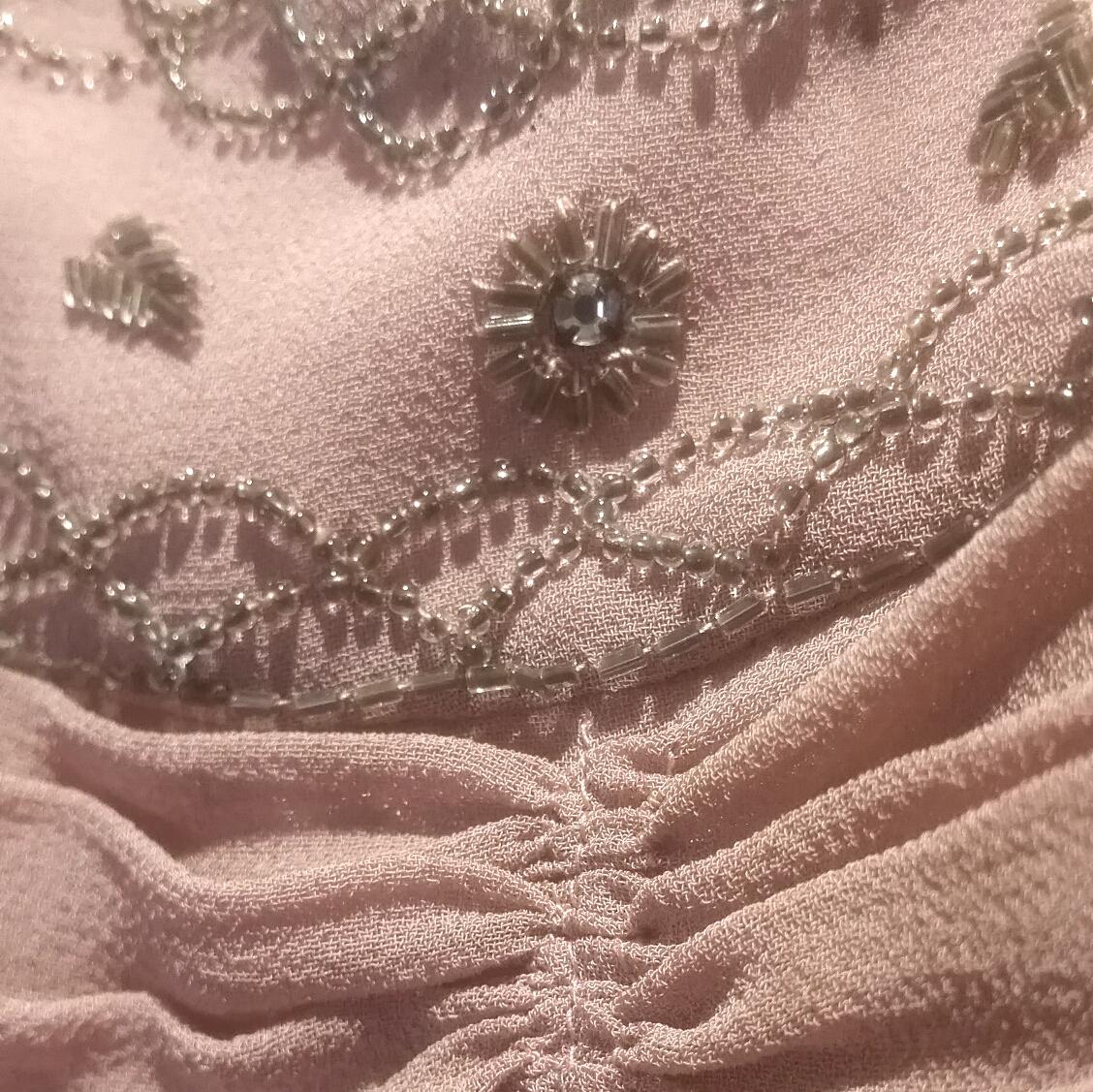 Heiress Boutique - Robe perlée rose poussiéreux des années 1950 en vente 1