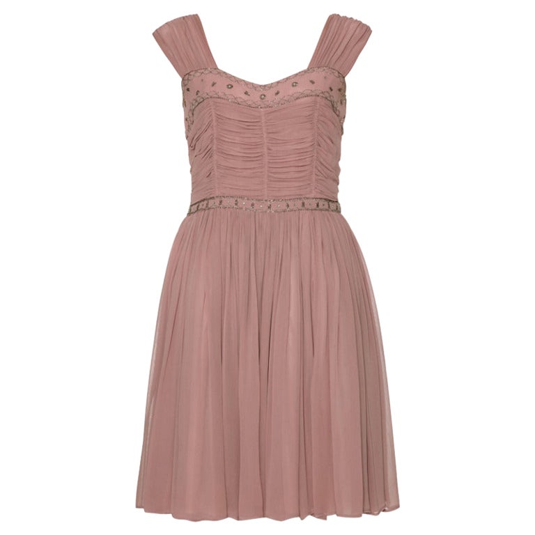Heiress Boutique - Robe perlée rose poussiéreux des années 1950 en vente