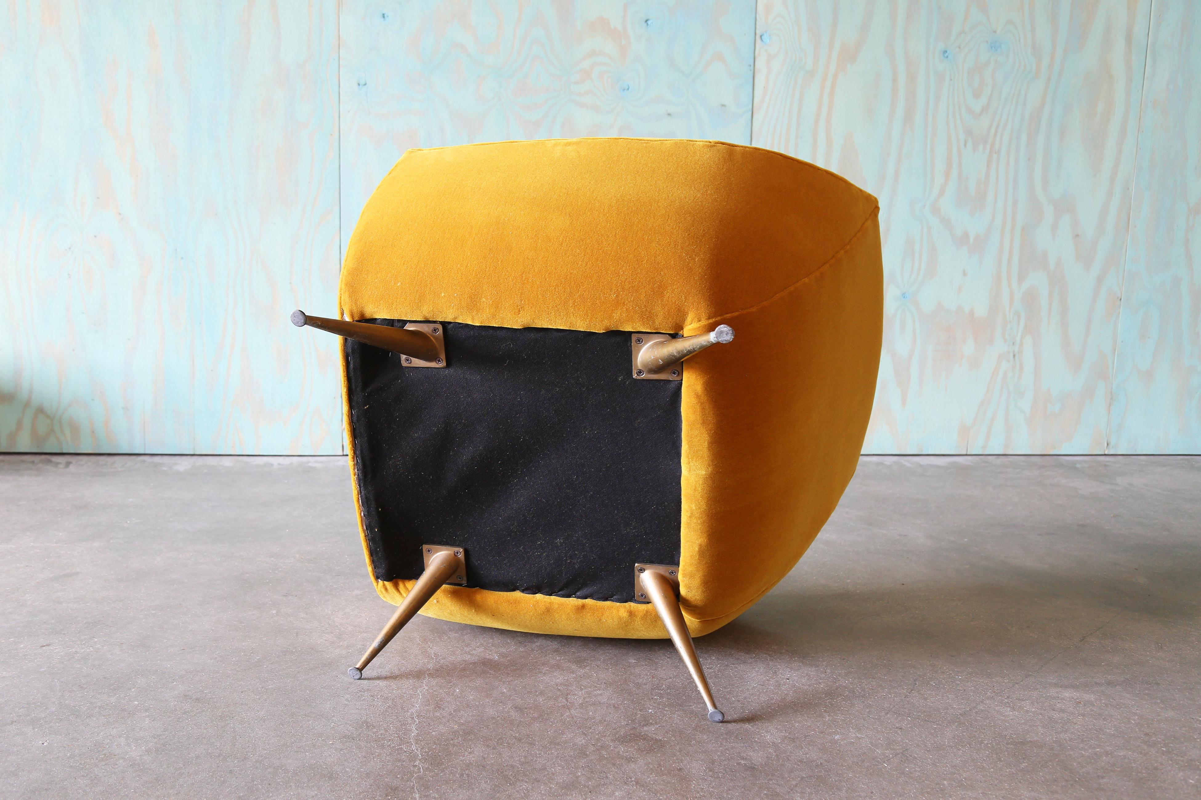 Sedia da salotto in vetro Henry Glass del 1950 Gambe in ottone Mohair dorato Metà secolo moderno in vendita 4