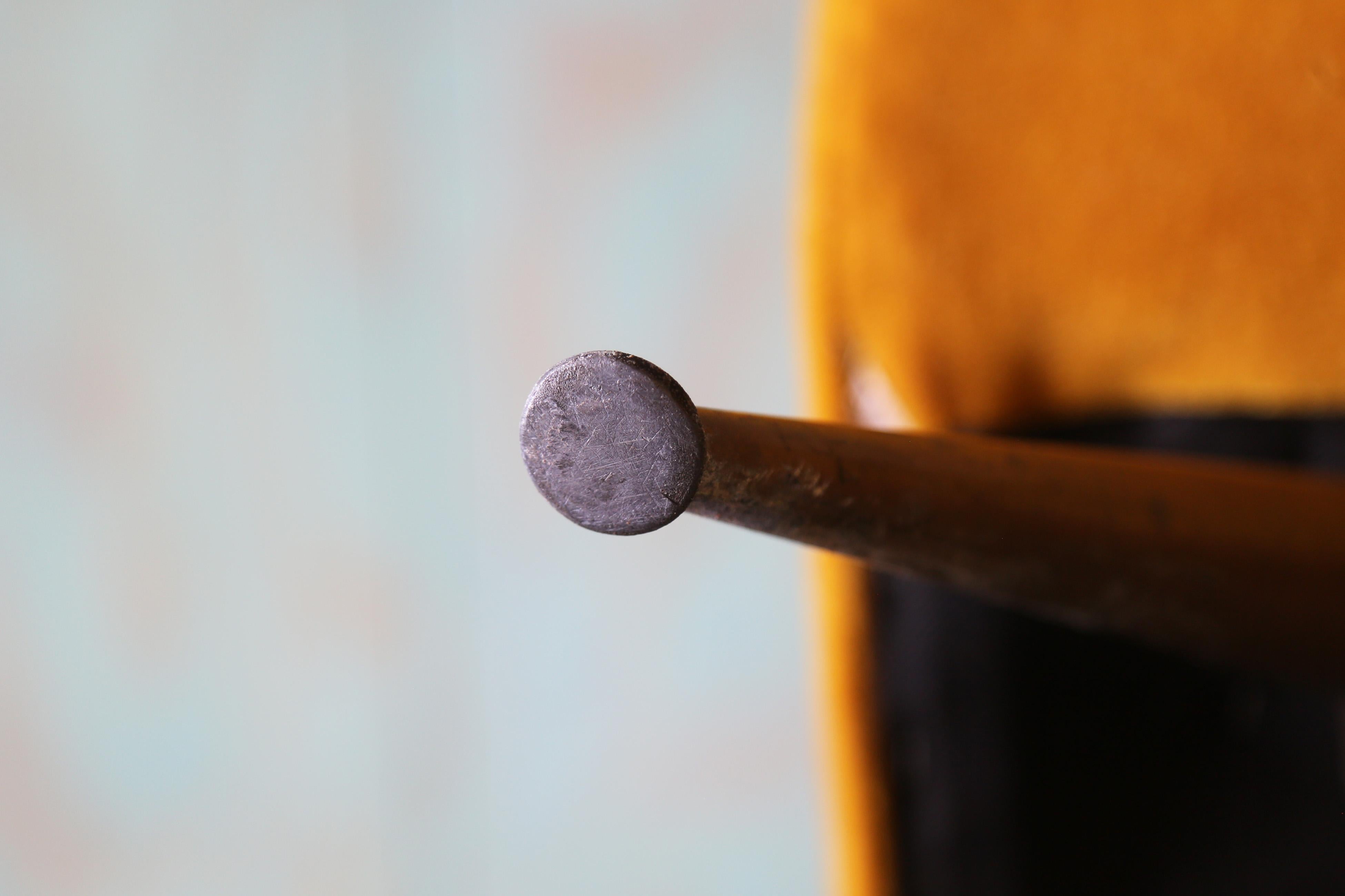 Sedia da salotto in vetro Henry Glass del 1950 Gambe in ottone Mohair dorato Metà secolo moderno in vendita 5