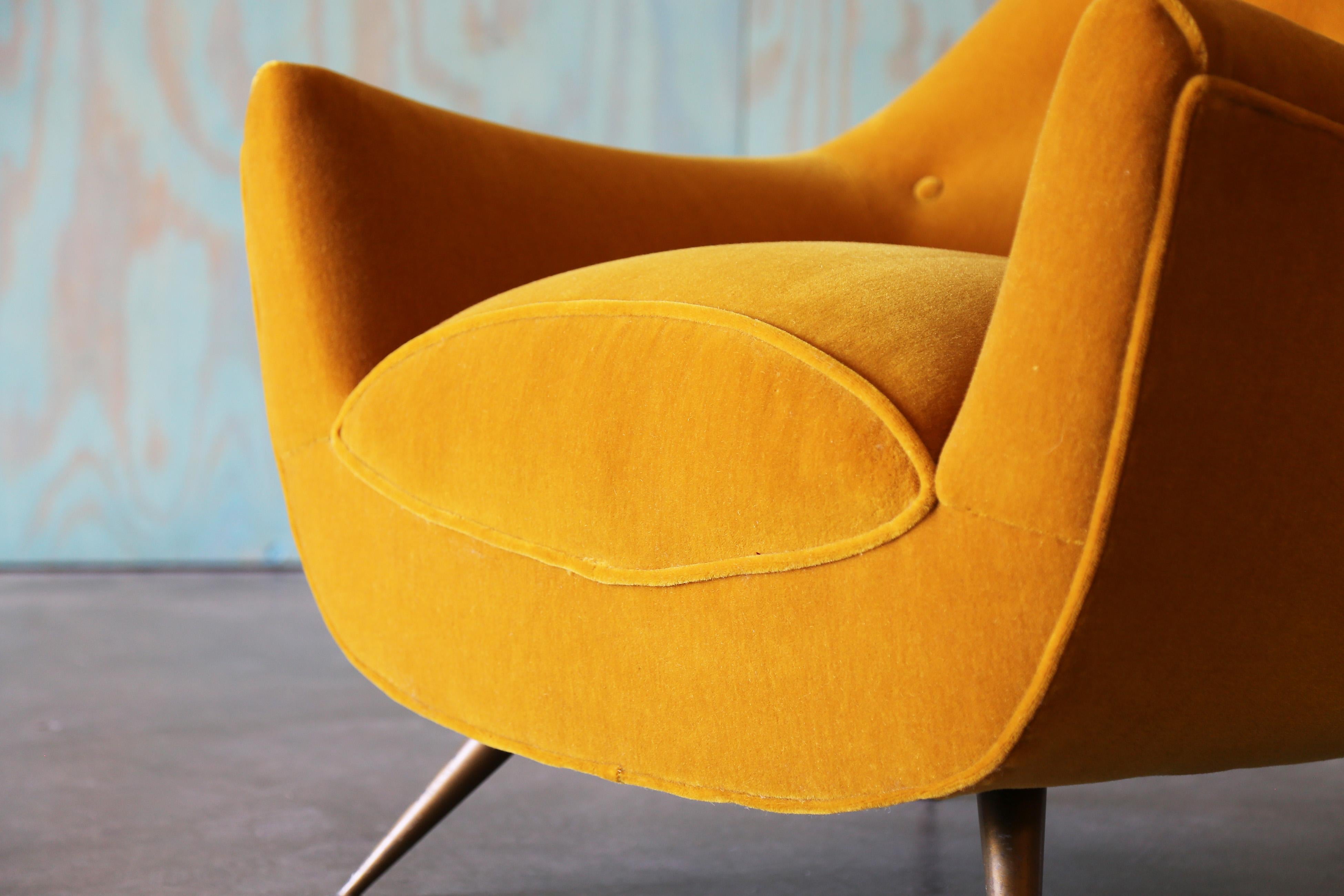 Americano Sedia da salotto in vetro Henry Glass del 1950 Gambe in ottone Mohair dorato Metà secolo moderno in vendita