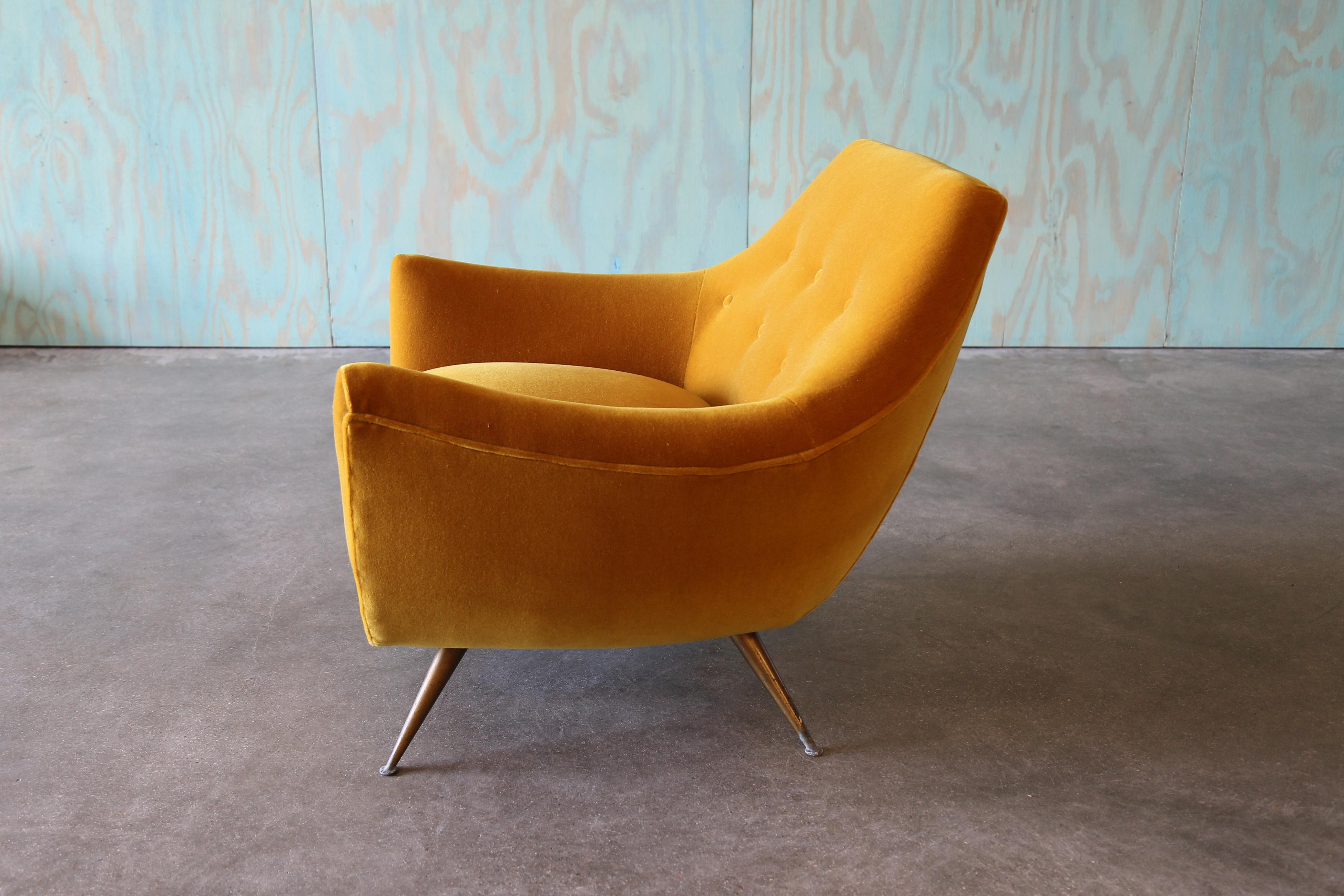 Sedia da salotto in vetro Henry Glass del 1950 Gambe in ottone Mohair dorato Metà secolo moderno In condizioni buone in vendita a Virginia Beach, VA