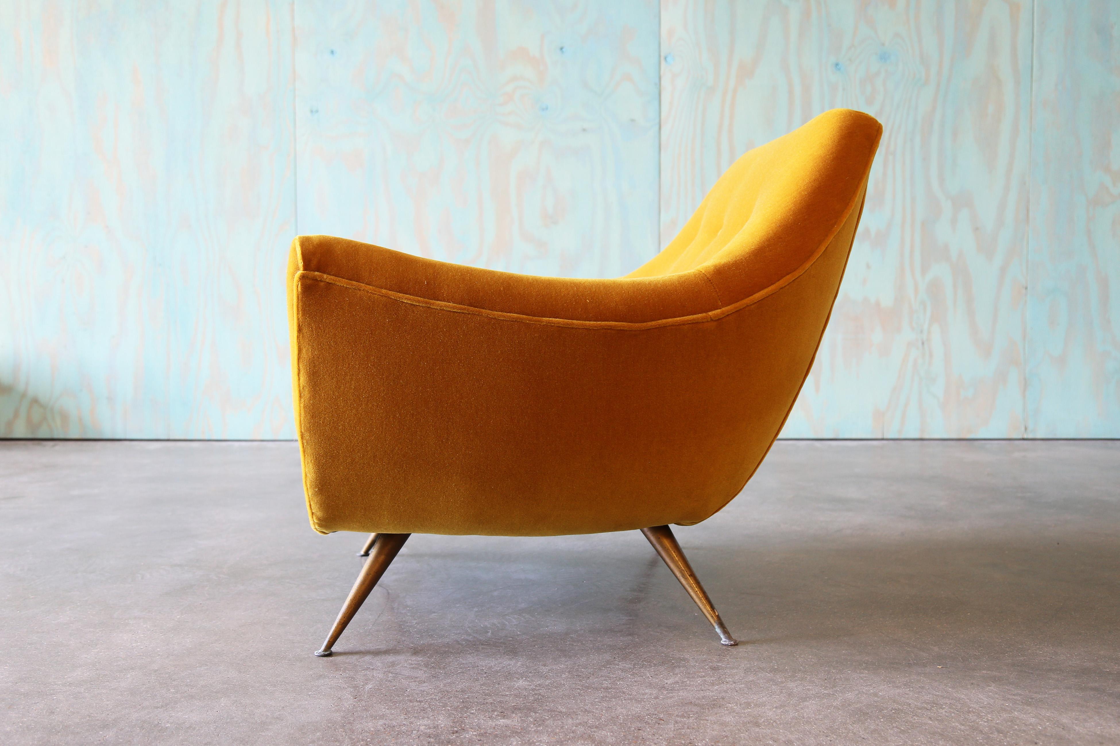 Metà XX secolo Sedia da salotto in vetro Henry Glass del 1950 Gambe in ottone Mohair dorato Metà secolo moderno in vendita