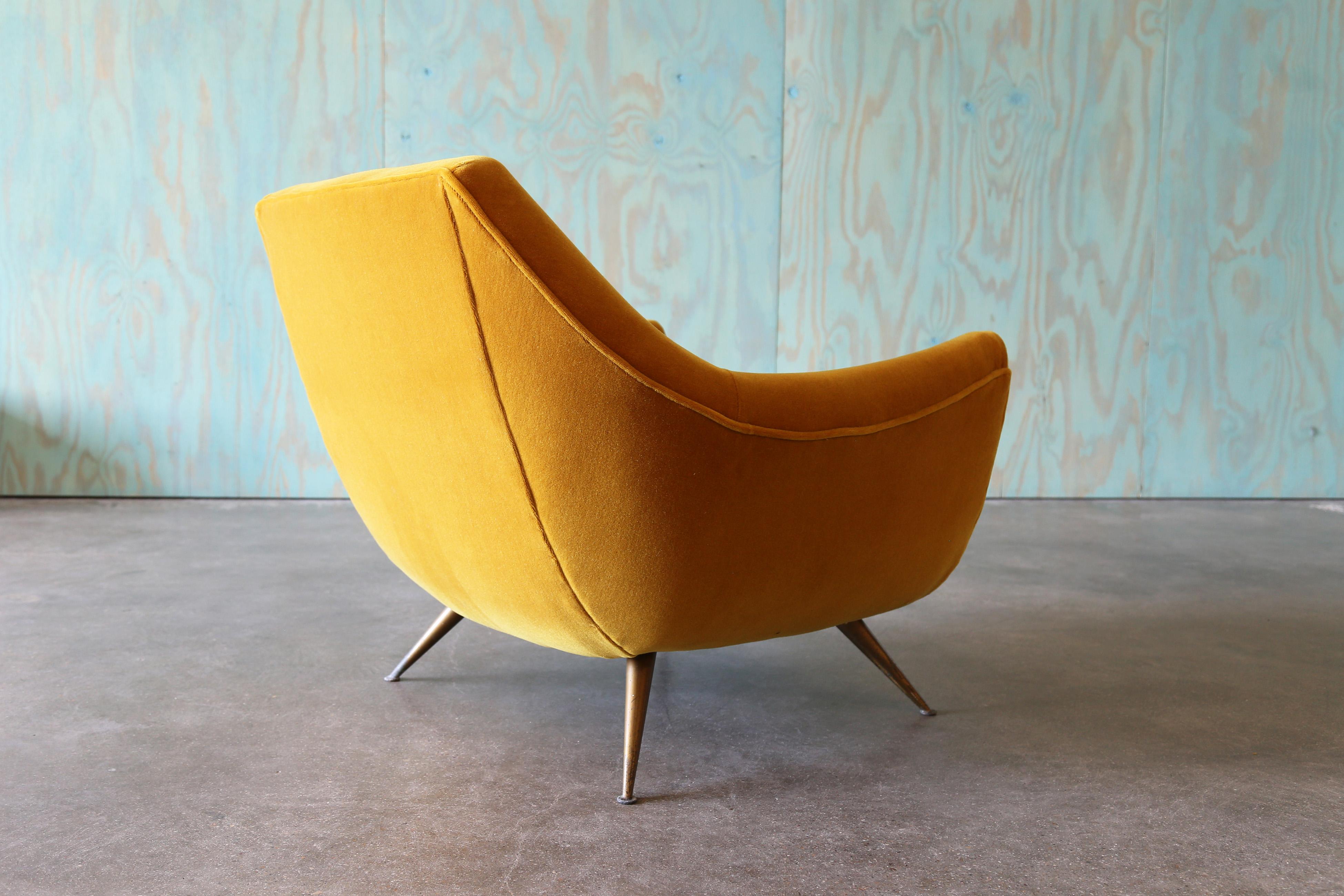 Ottone Sedia da salotto in vetro Henry Glass del 1950 Gambe in ottone Mohair dorato Metà secolo moderno in vendita