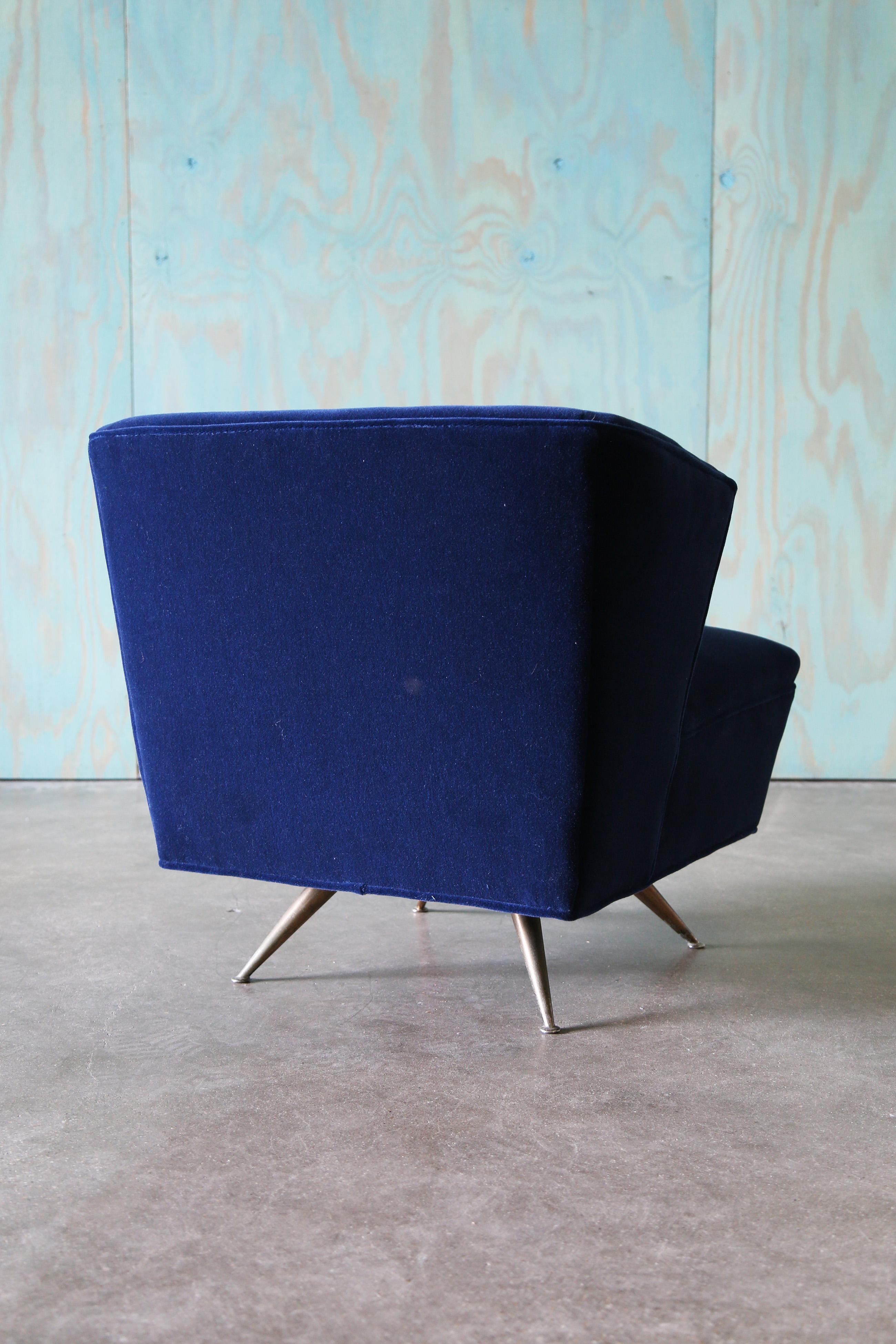 1950 Henry P. Glass Swivel Lounge Chairs Mohair blu su gambe in ottone JL Chase and Co. in vendita 3