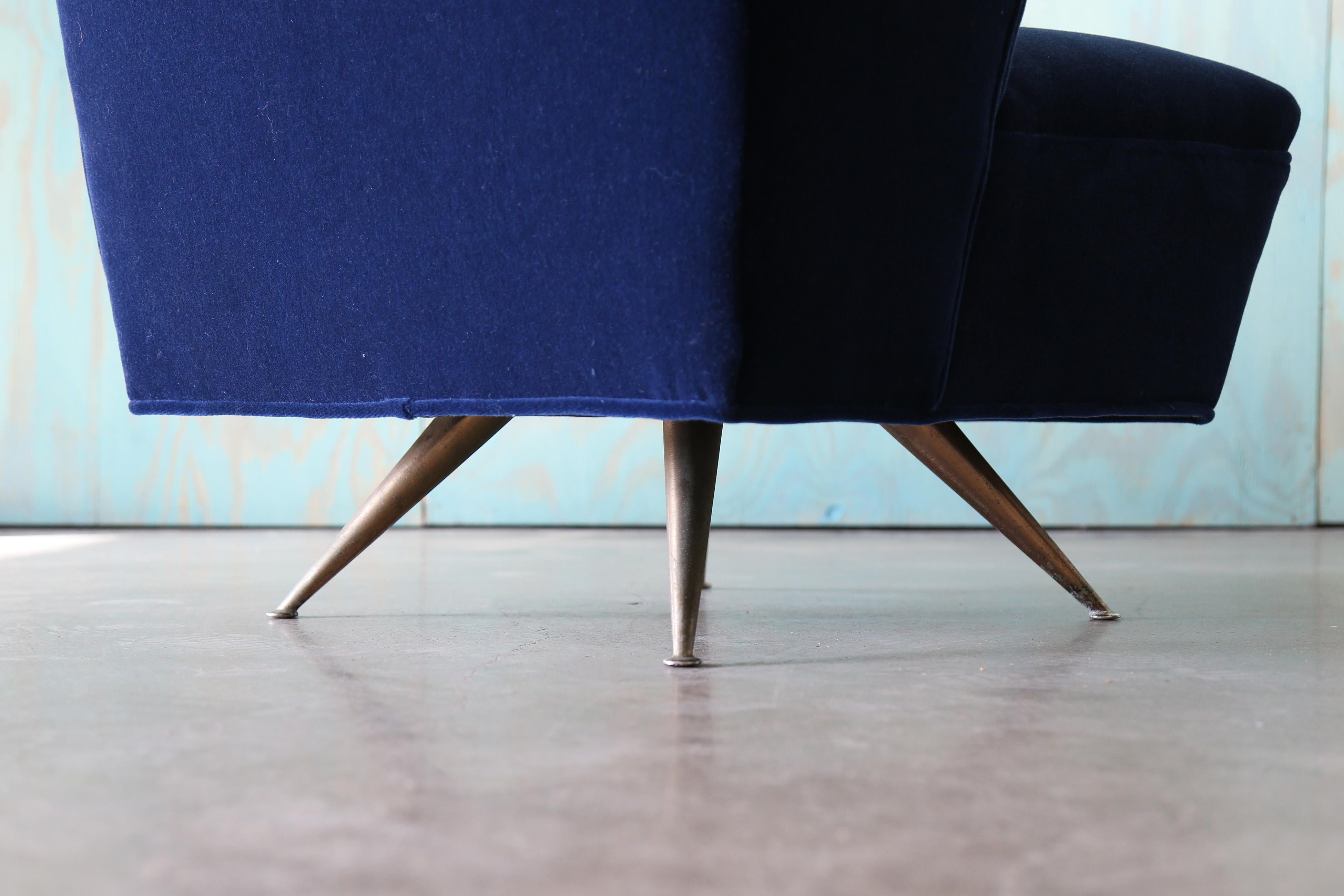 Mid-Century moderno 1950 Henry P. Glass Swivel Lounge Chairs Mohair blu su gambe in ottone JL Chase and Co. in vendita
