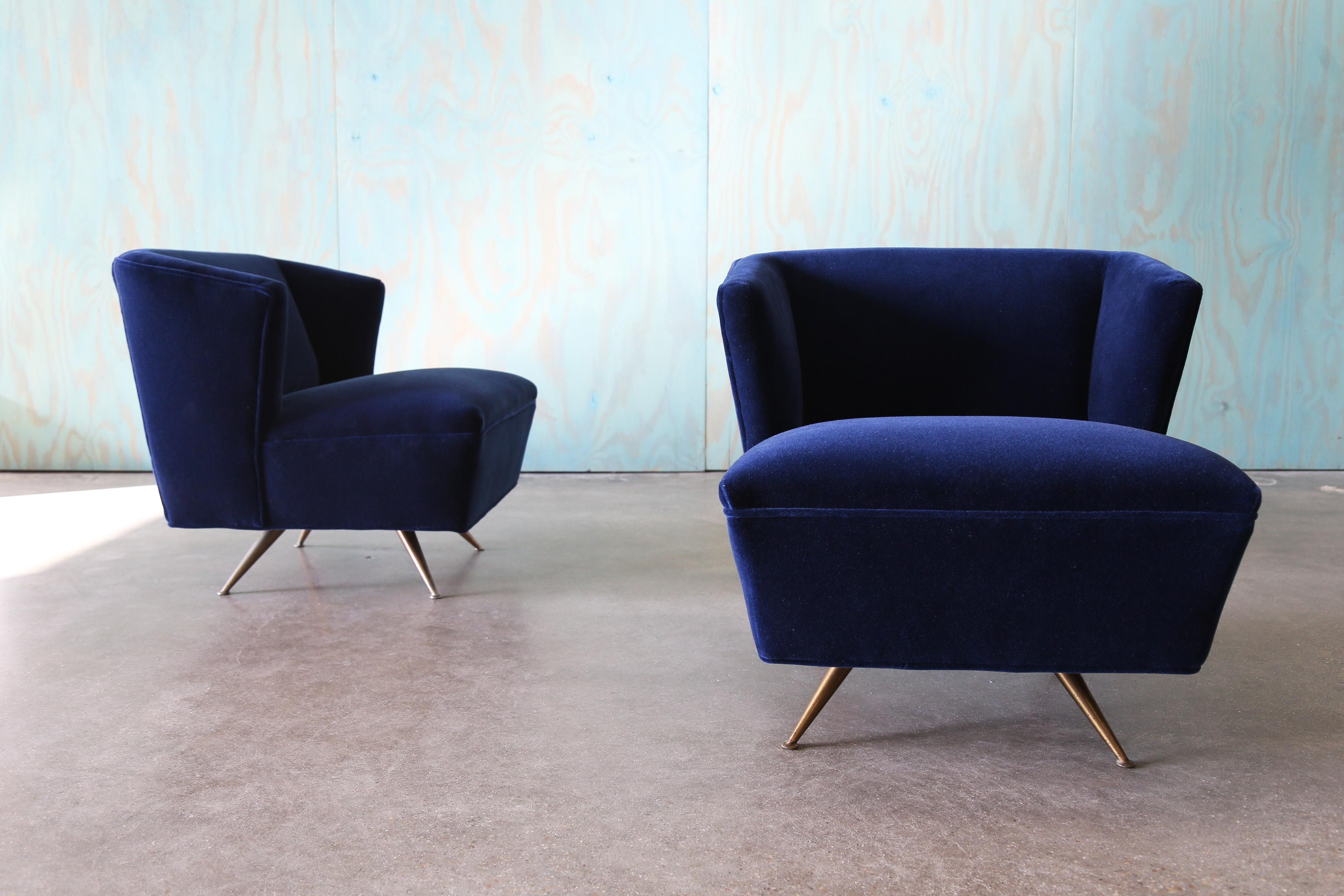 Americano 1950 Henry P. Glass Swivel Lounge Chairs Mohair blu su gambe in ottone JL Chase and Co. in vendita