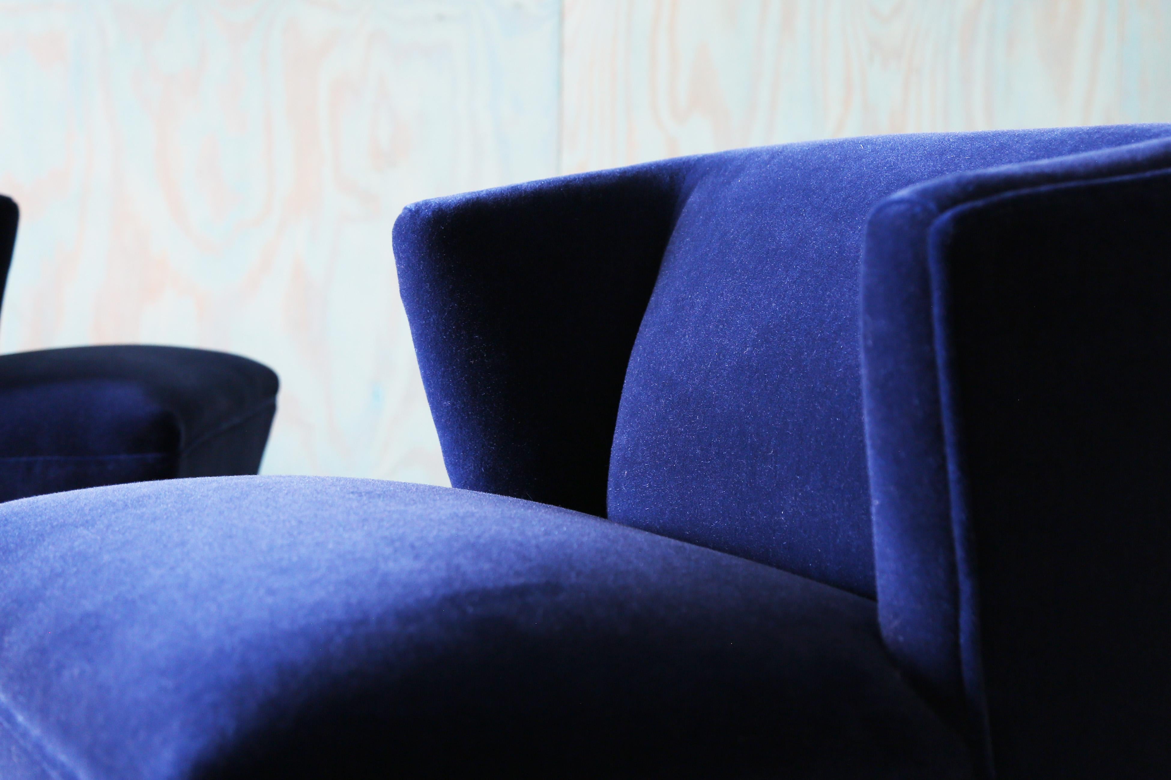 1950 Henry P. Glass Swivel Lounge Chairs Mohair blu su gambe in ottone JL Chase and Co. In condizioni buone in vendita a Virginia Beach, VA