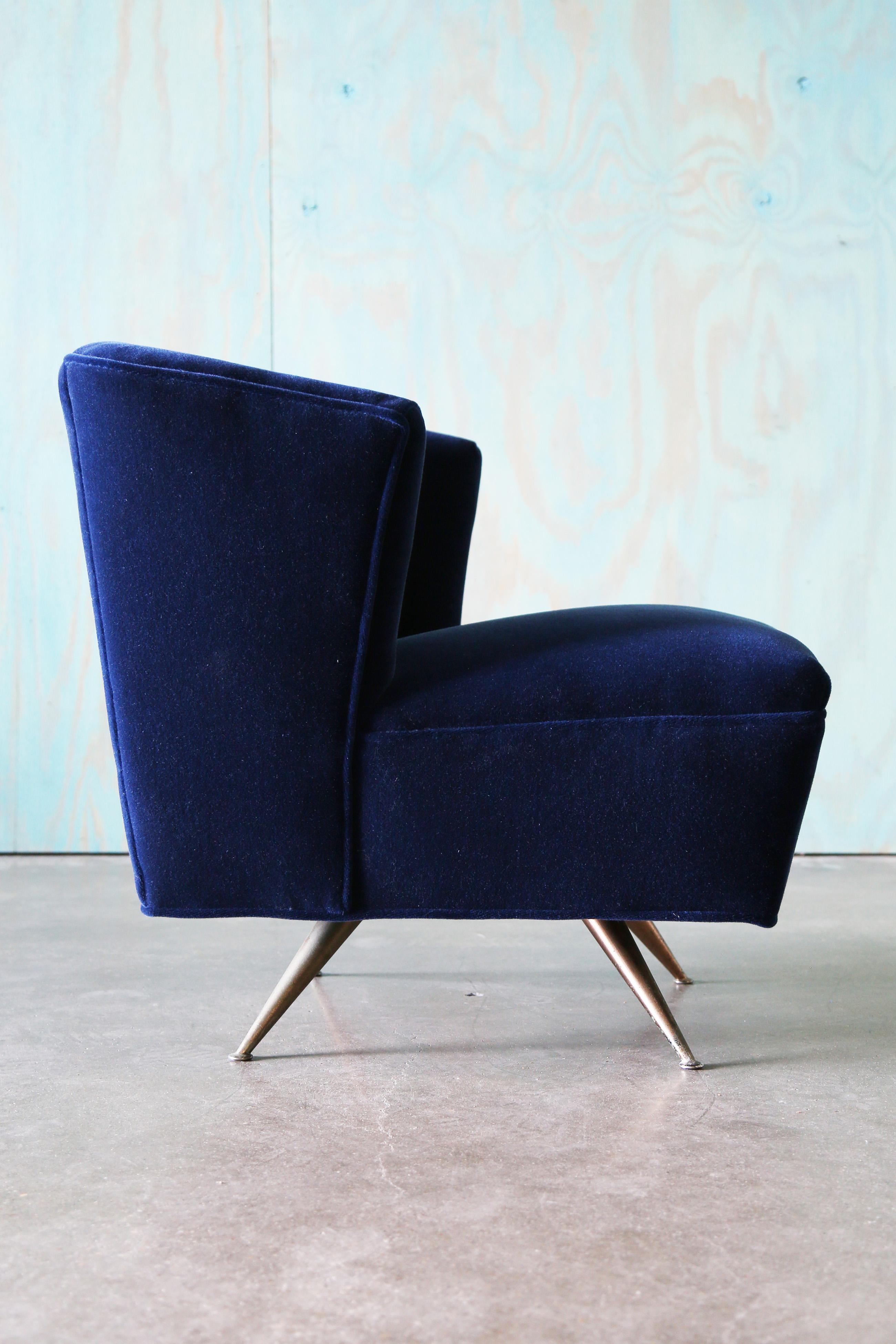 Metà XX secolo 1950 Henry P. Glass Swivel Lounge Chairs Mohair blu su gambe in ottone JL Chase and Co. in vendita