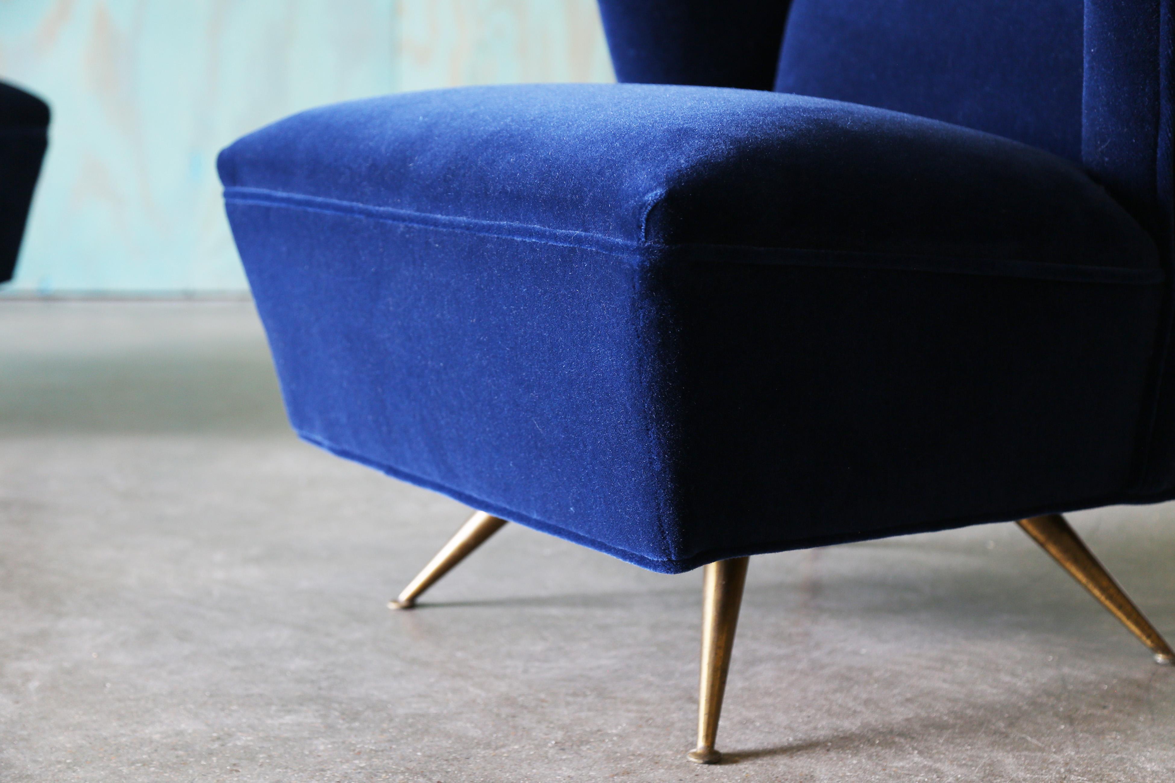 Ottone 1950 Henry P. Glass Swivel Lounge Chairs Mohair blu su gambe in ottone JL Chase and Co. in vendita