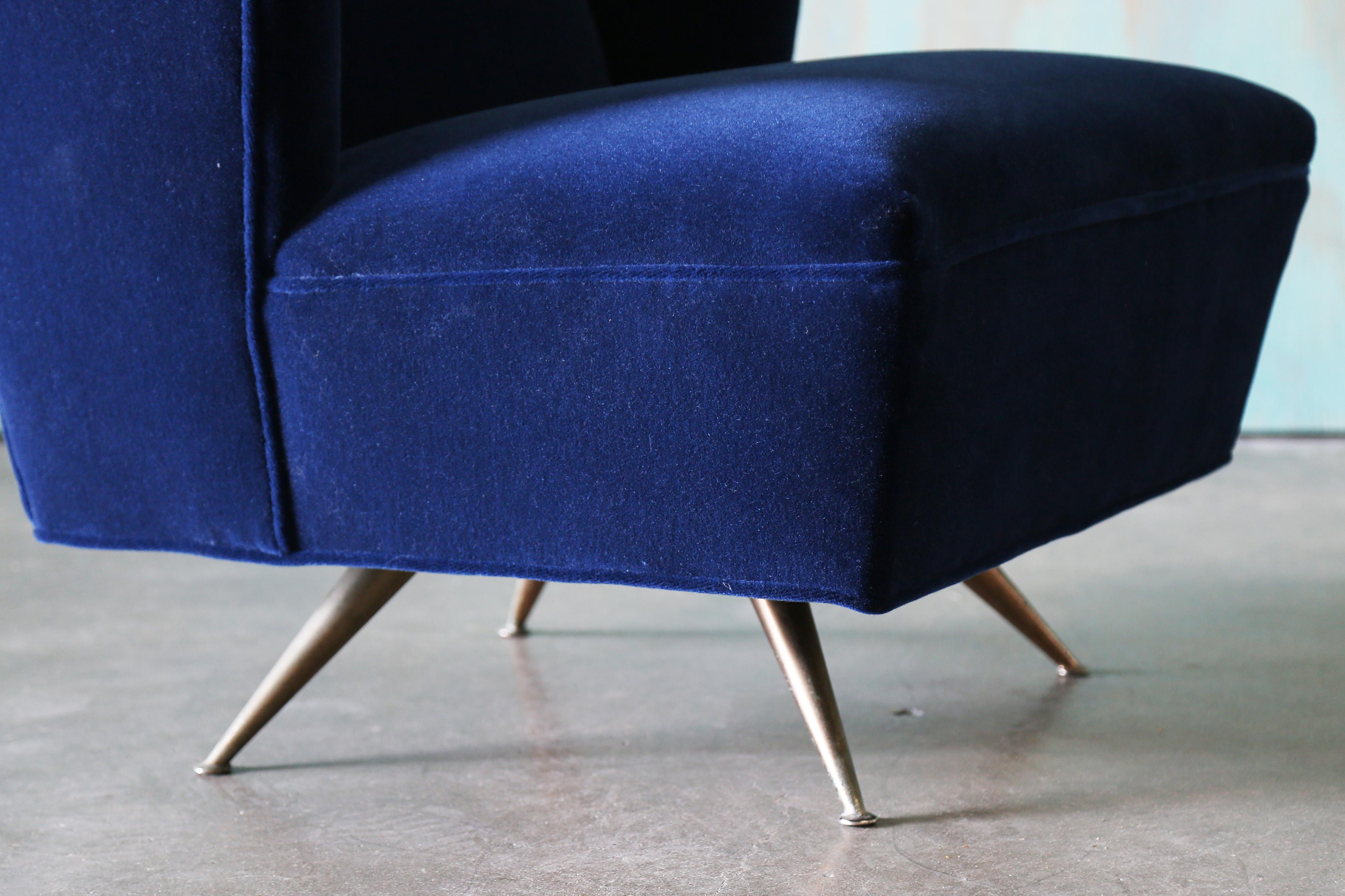 1950 Henry P. Glass Swivel Lounge Chairs Mohair blu su gambe in ottone JL Chase and Co. in vendita 1