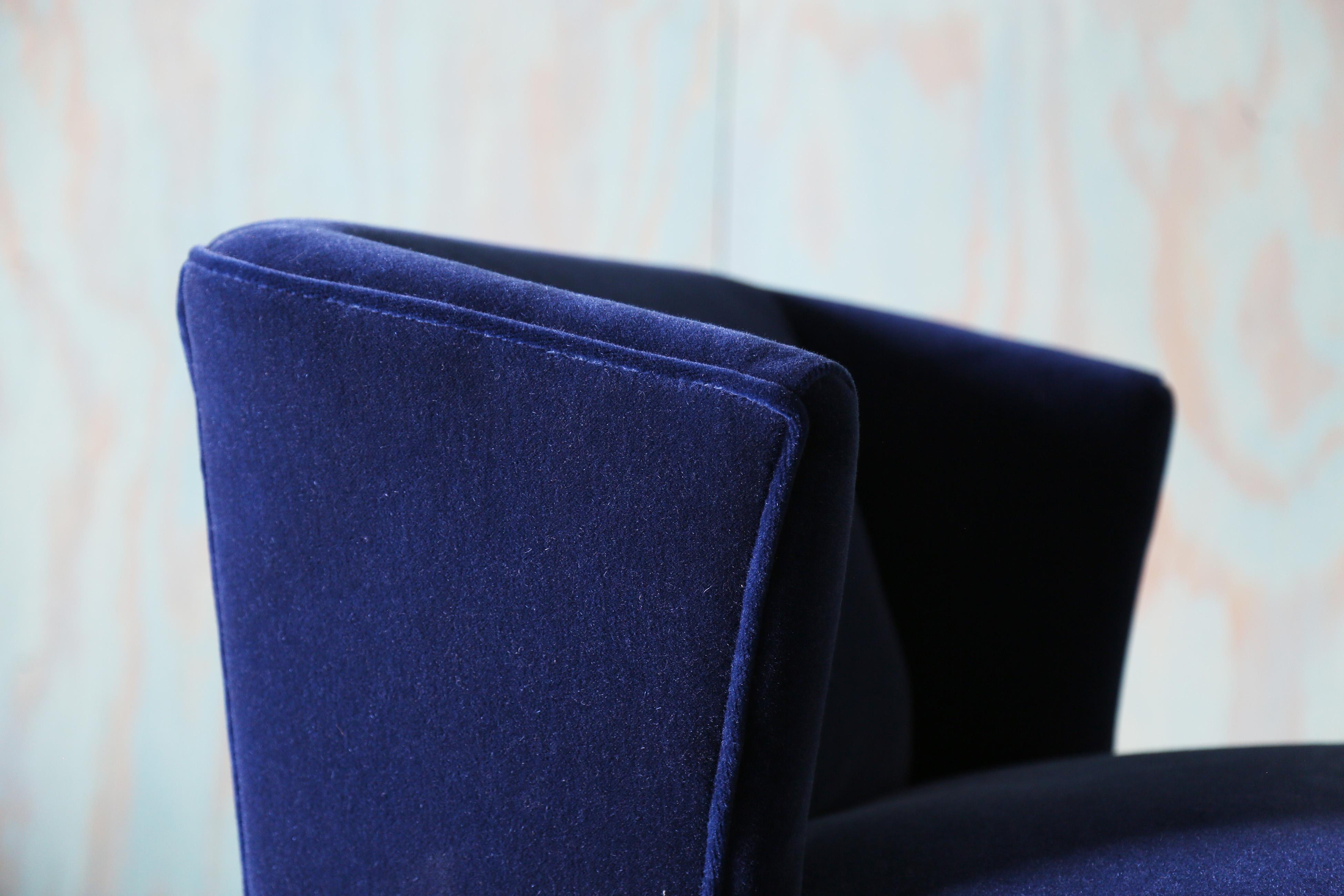 1950 Henry P. Glass Swivel Lounge Chairs Mohair blu su gambe in ottone JL Chase and Co. in vendita 2
