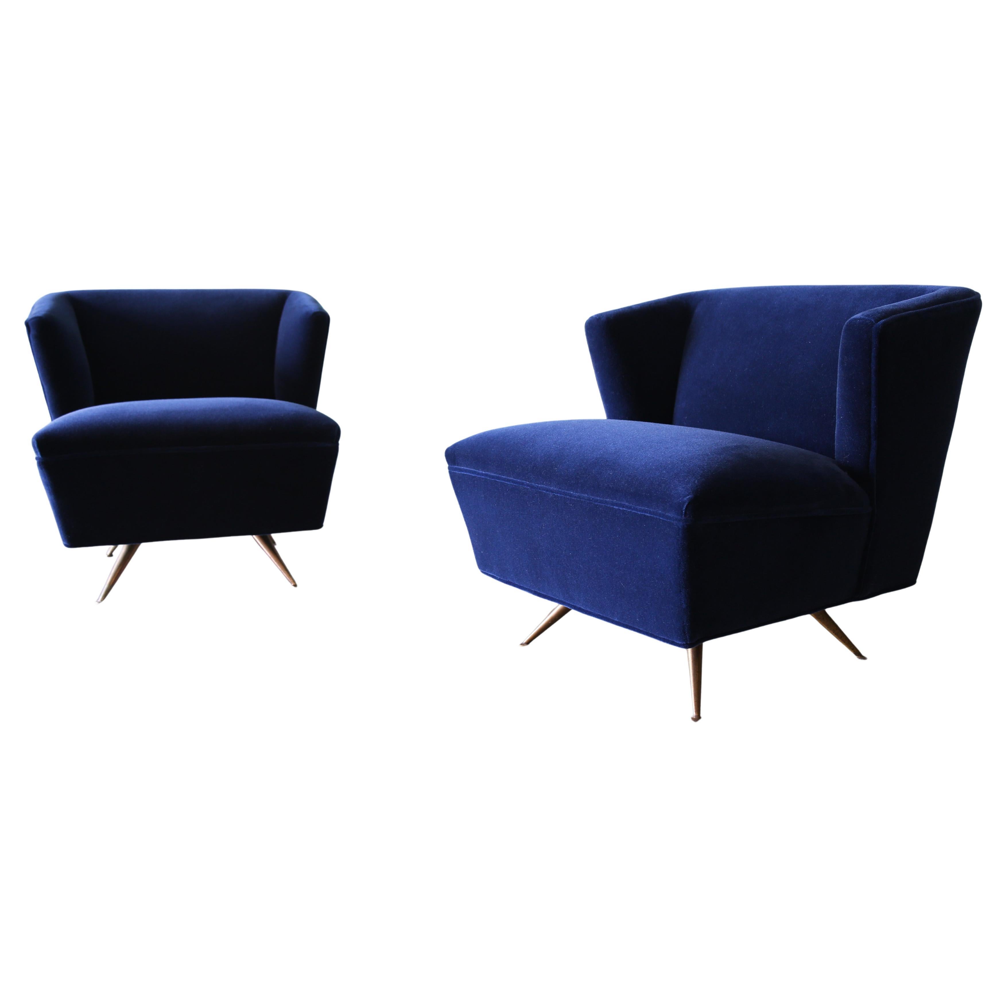 1950 Henry P. Glass Swivel Lounge Chairs Mohair blu su gambe in ottone JL Chase and Co. in vendita