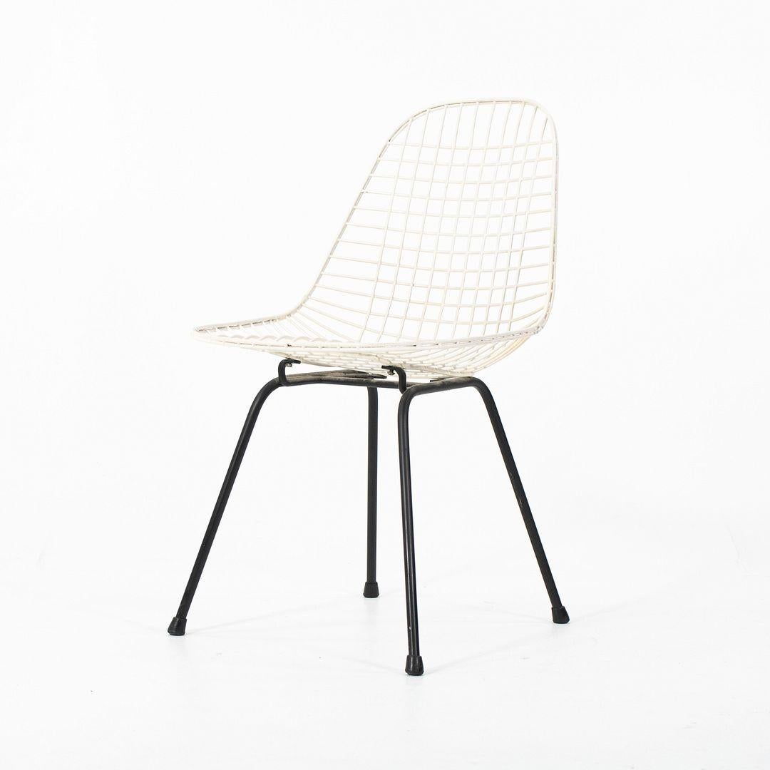 1950s Herman Miller Eames DKX Wire Dining Chair in White with Black Base Bon état - En vente à Philadelphia, PA