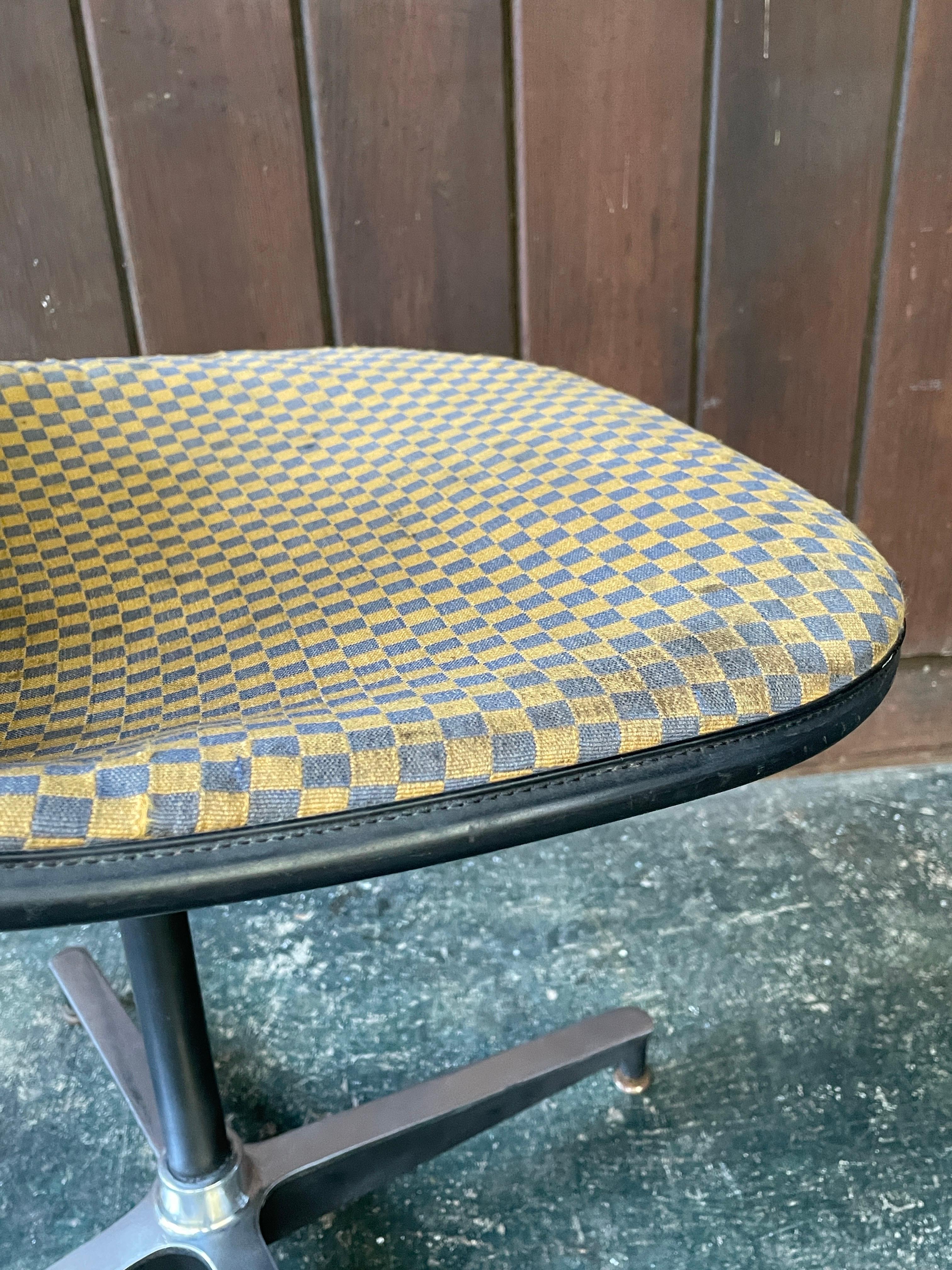 1950s Herman Miller Eames PSC Swivel Desk Chair, Alexander Girard Checkerboard For Sale 7