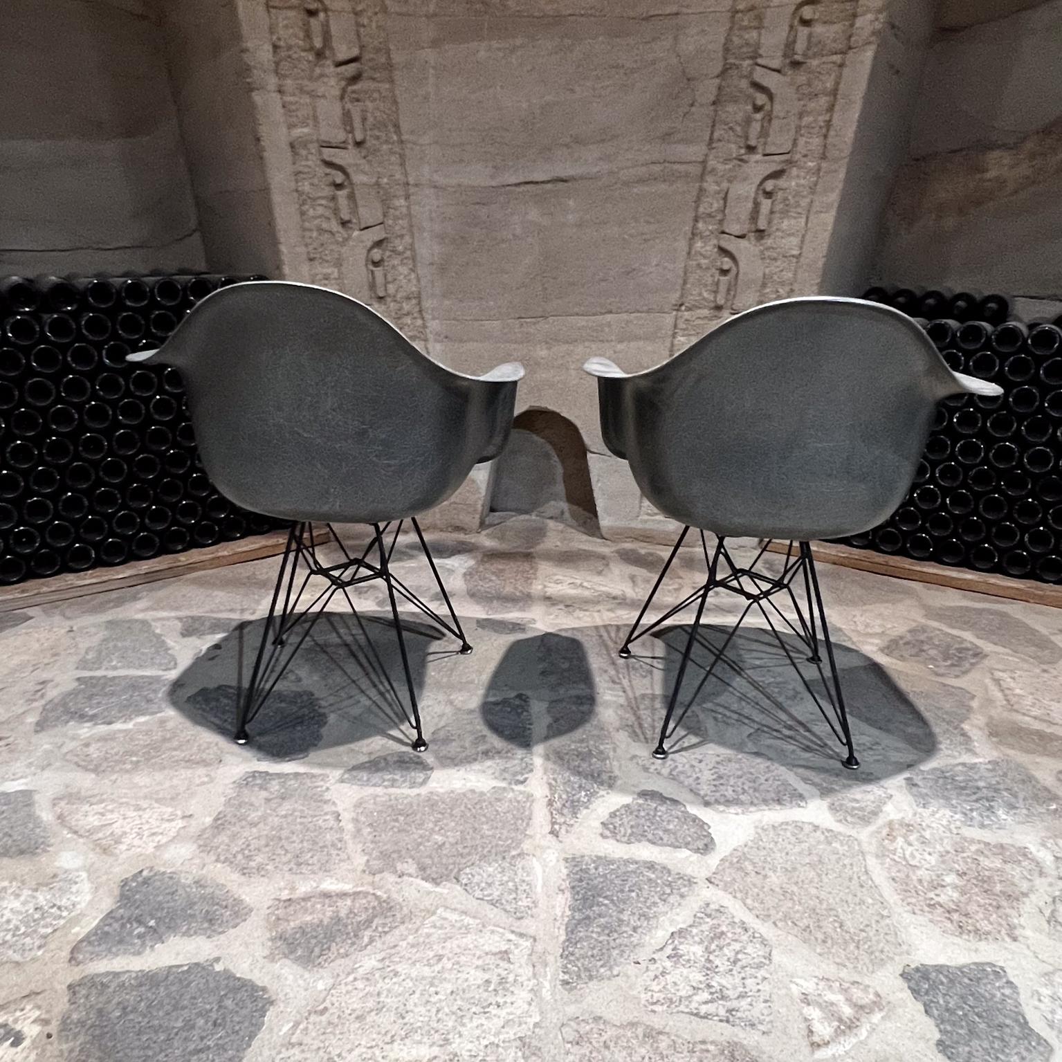 
Herman Miller Eiffel Gray Fiberglass Shell Armchair Set of Two
31 tall x 24.75 w x 23.75 d, Seat 18 Arm rest 26
Preowned Original vintage condition
Refer to all images.
