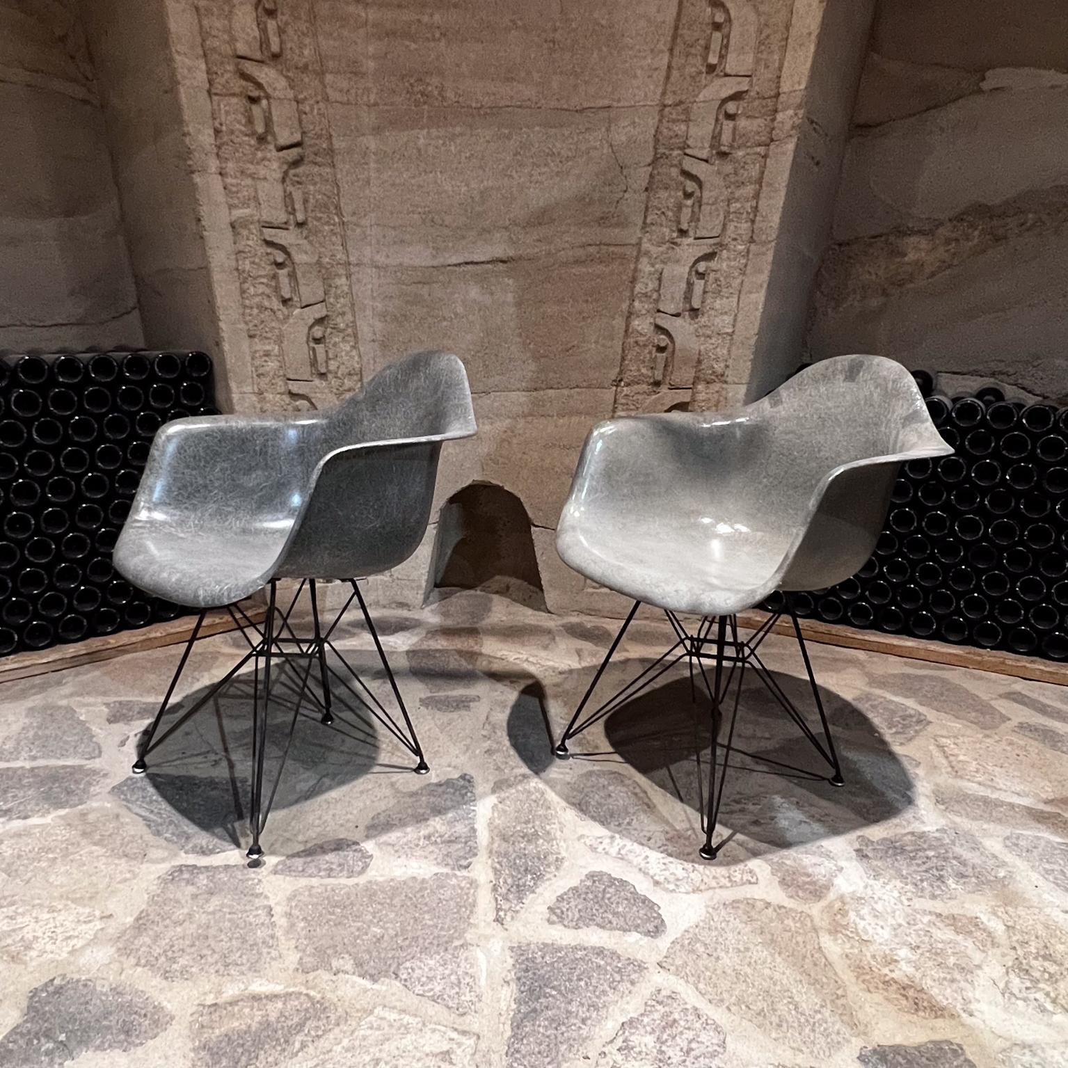 1950s Herman Miller Gray Eiffel Fiberglass Shell Armchair Pair In Good Condition For Sale In Chula Vista, CA
